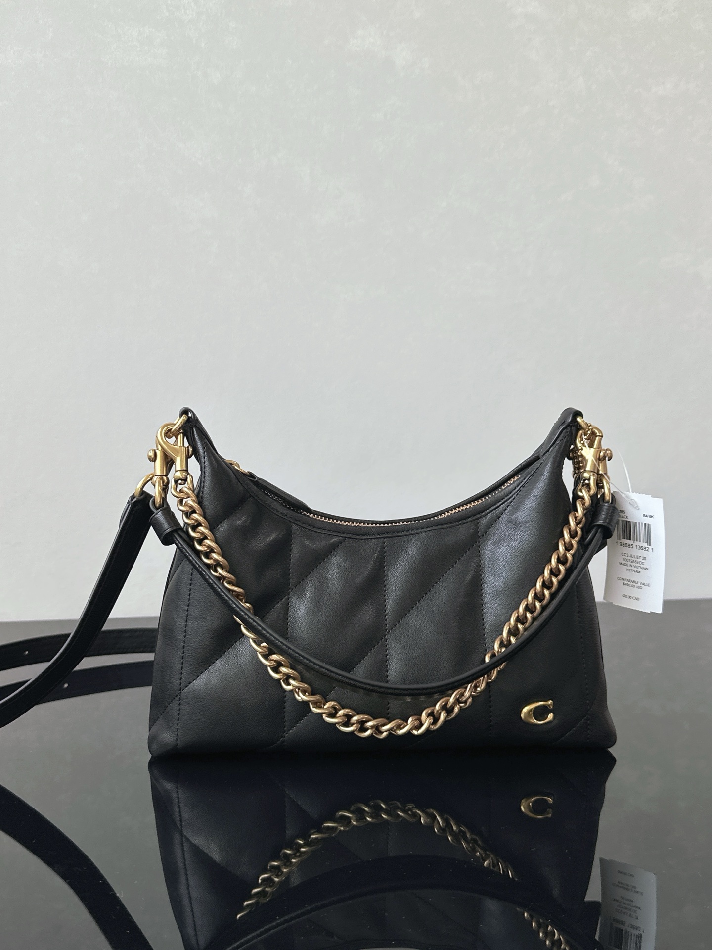 The black Coach pure original new Juliet 25 armpit bag welds French laziness and retro sophistication together. The soft and fufu quilted rhombus