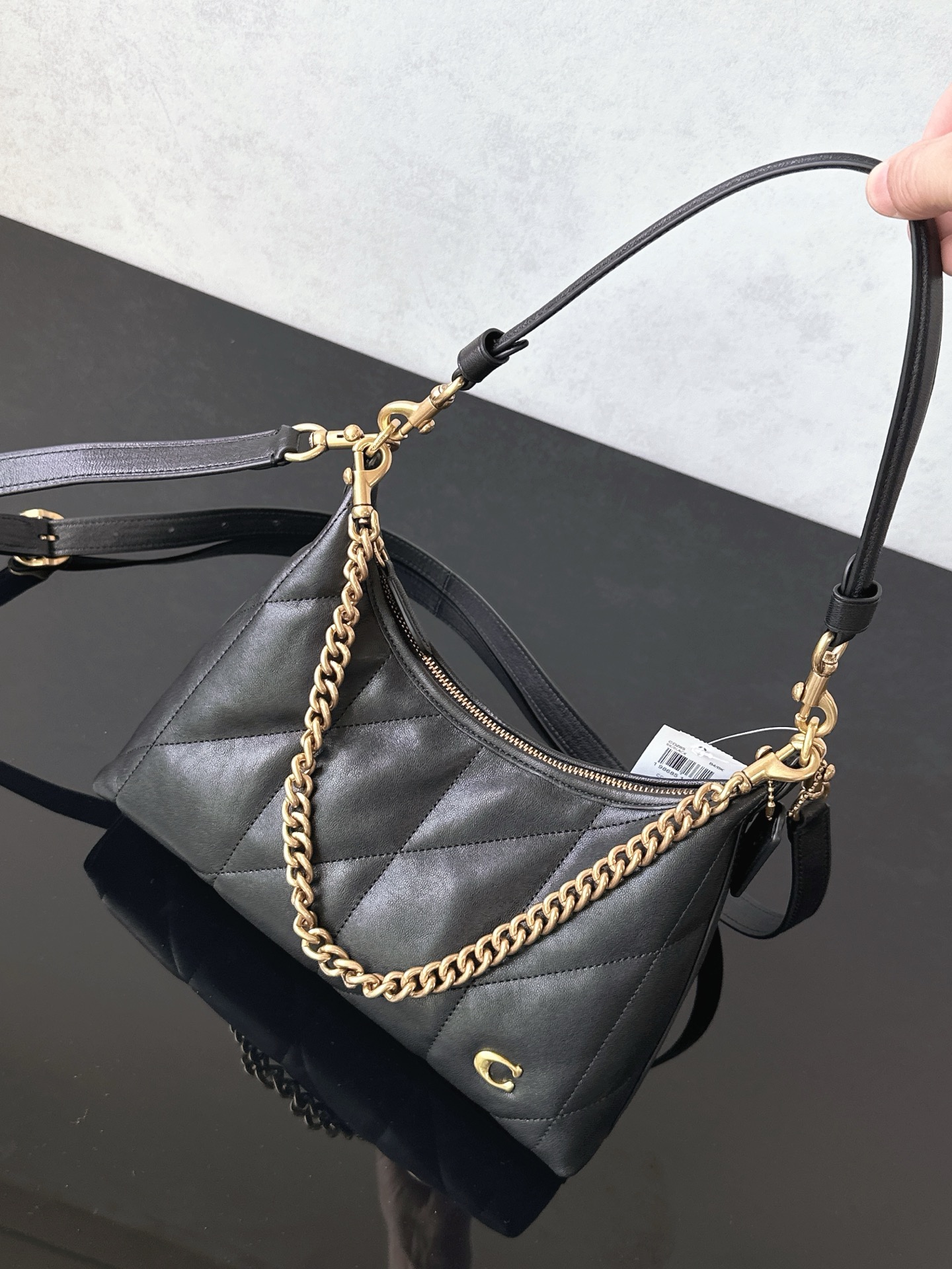 The black Coach pure original new Juliet 25 armpit bag welds French laziness and retro sophistication together. The soft and fufu quilted rhombus