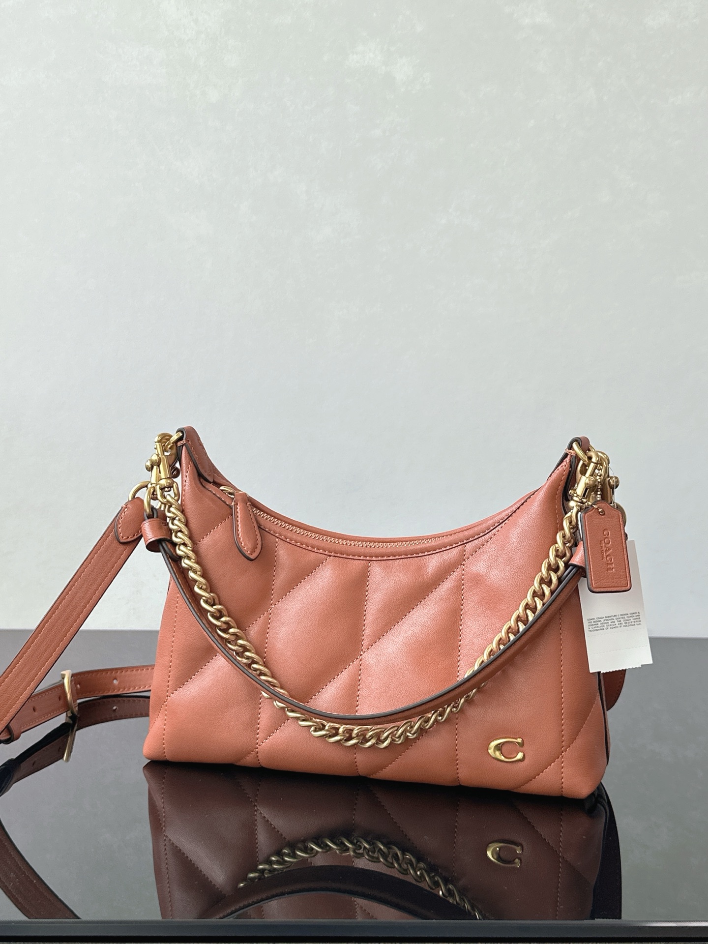 The brown Coach pure original new Juliet 25 armpit bag welds French laziness and retro sophistication together. The soft and fufu quilted rhombus