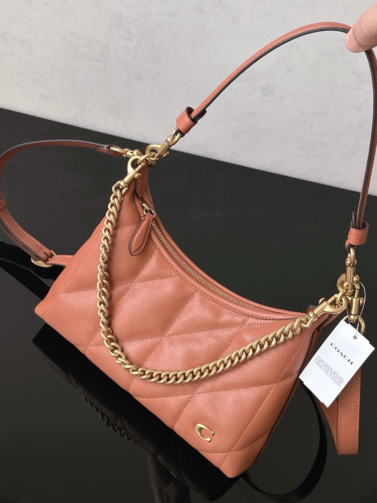 The brown Coach pure original new Juliet 25 armpit bag welds French laziness and retro sophistication together. The soft and fufu quilted rhombus