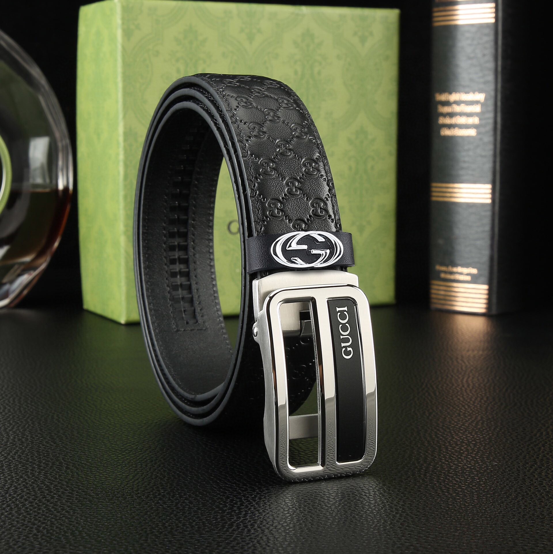 高端品质,实物拍摄 🎁批¥200 配全套包装 🎁品牌:GUCCI 海外原单 🎁扣头材质:精品实心钢扣 🎁带身材质正面:35mm宽度采用双面进口原版皮腰带,真空电镀五金扣头实物拍摄(一等一好质量),长短可自行裁剪送礼自用首选上身效果赞赞赞手工专业到位!(包装配送,专柜礼品盒,提袋,发票,打孔器,证书,海关贴)购买认准细节谨防受骗! 🎁颜色:图片实拍色