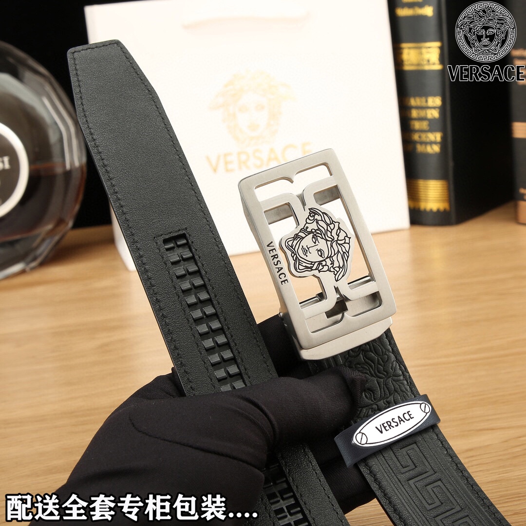 高端品质，实物拍摄
🎁批¥160 配全套专柜包装
🎁品牌：VERSACE 原单品
🎁扣头材质：精品钢扣
🎁带身材质正面：35mm宽度采用双面头层牛皮自动扣款腰带（细节完美支持验货）时尚大方，世界著名品牌穿带尽显个人品味！真空纳米电镀扣永不掉色实物拍摄！送礼自用首选上身效果赞赞赞手工专业到位！（包装配送，专柜礼品盒，提袋，发票，证书，海关贴）购买认准细节谨防受骗！
🎁带身材质背面：头层平纹牛皮