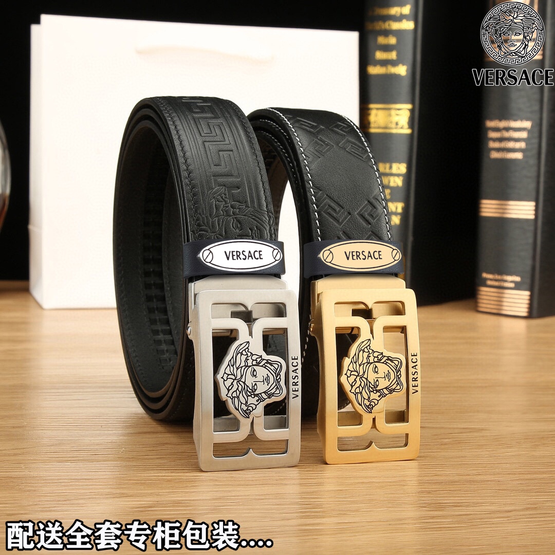 高端品质，实物拍摄
🎁批¥160 配全套专柜包装
🎁品牌：VERSACE 原单品
🎁扣头材质：精品钢扣
🎁带身材质正面：35mm宽度采用双面头层牛皮自动扣款腰带（细节完美支持验货）时尚大方，世界著名品牌穿带尽显个人品味！真空纳米电镀扣永不掉色实物拍摄！送礼自用首选上身效果赞赞赞手工专业到位！（包装配送，专柜礼品盒，提袋，发票，证书，海关贴）购买认准细节谨防受骗！
🎁带身材质背面：头层平纹牛皮