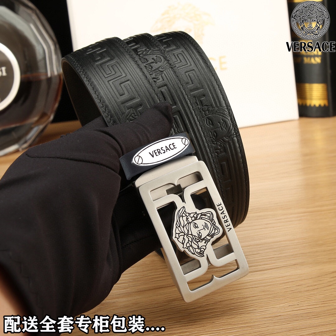高端品质，实物拍摄
🎁批¥160 配全套专柜包装
🎁品牌：VERSACE 原单品
🎁扣头材质：精品钢扣
🎁带身材质正面：35mm宽度采用双面头层牛皮自动扣款腰带（细节完美支持验货）时尚大方，世界著名品牌穿带尽显个人品味！真空纳米电镀扣永不掉色实物拍摄！送礼自用首选上身效果赞赞赞手工专业到位！（包装配送，专柜礼品盒，提袋，发票，证书，海关贴）购买认准细节谨防受骗！
🎁带身材质背面：头层平纹牛皮