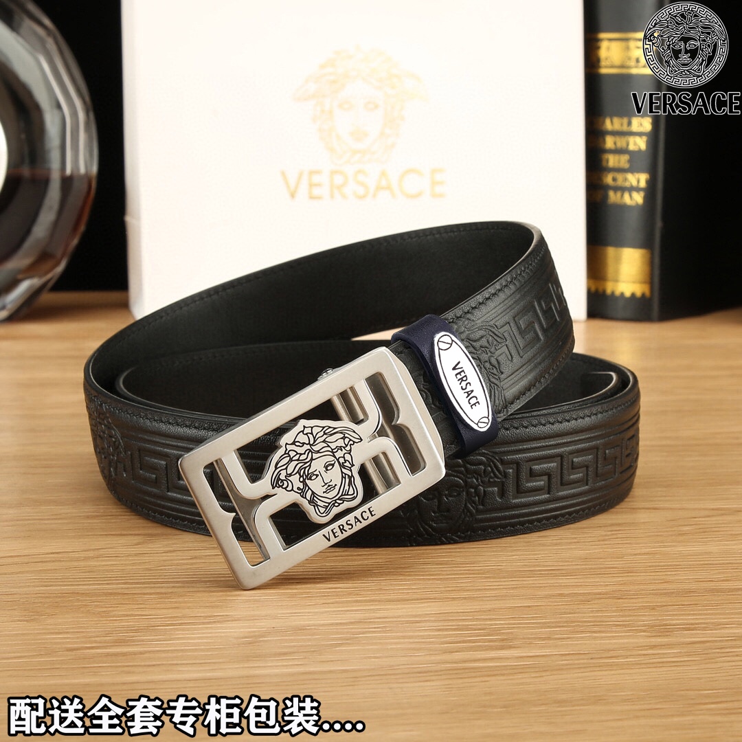 高端品质，实物拍摄
🎁批¥160 配全套专柜包装
🎁品牌：VERSACE 原单品
🎁扣头材质：精品钢扣
🎁带身材质正面：35mm宽度采用双面头层牛皮自动扣款腰带（细节完美支持验货）时尚大方，世界著名品牌穿带尽显个人品味！真空纳米电镀扣永不掉色实物拍摄！送礼自用首选上身效果赞赞赞手工专业到位！（包装配送，专柜礼品盒，提袋，发票，证书，海关贴）购买认准细节谨防受骗！
🎁带身材质背面：头层平纹牛皮