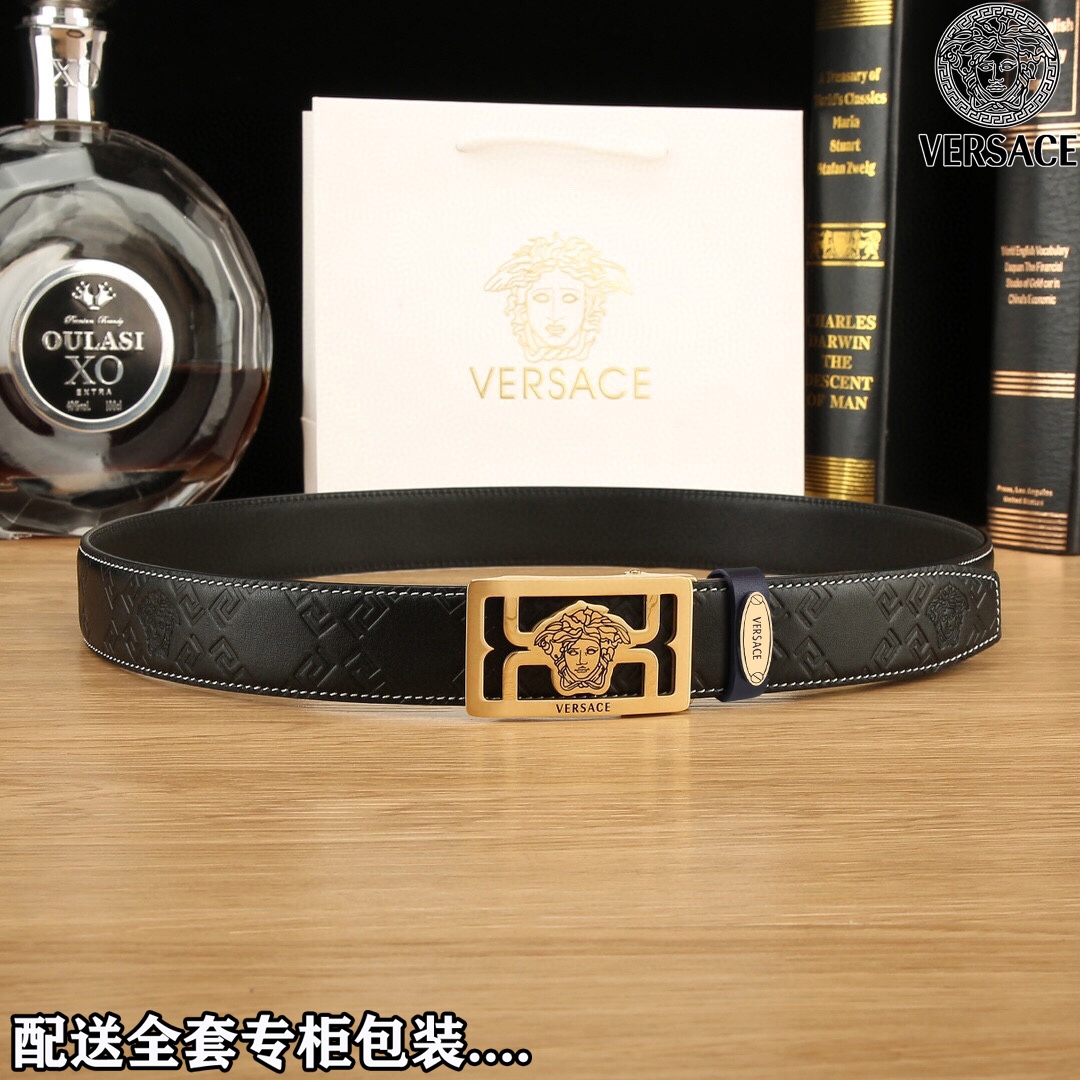 高端品质，实物拍摄
🎁批¥160 配全套专柜包装
🎁品牌：VERSACE 原单品
🎁扣头材质：精品钢扣
🎁带身材质正面：35mm宽度采用双面头层牛皮自动扣款腰带（细节完美支持验货）时尚大方，世界著名品牌穿带尽显个人品味！真空纳米电镀扣永不掉色实物拍摄！送礼自用首选上身效果赞赞赞手工专业到位！（包装配送，专柜礼品盒，提袋，发票，证书，海关贴）购买认准细节谨防受骗！
🎁带身材质背面：头层平纹牛皮