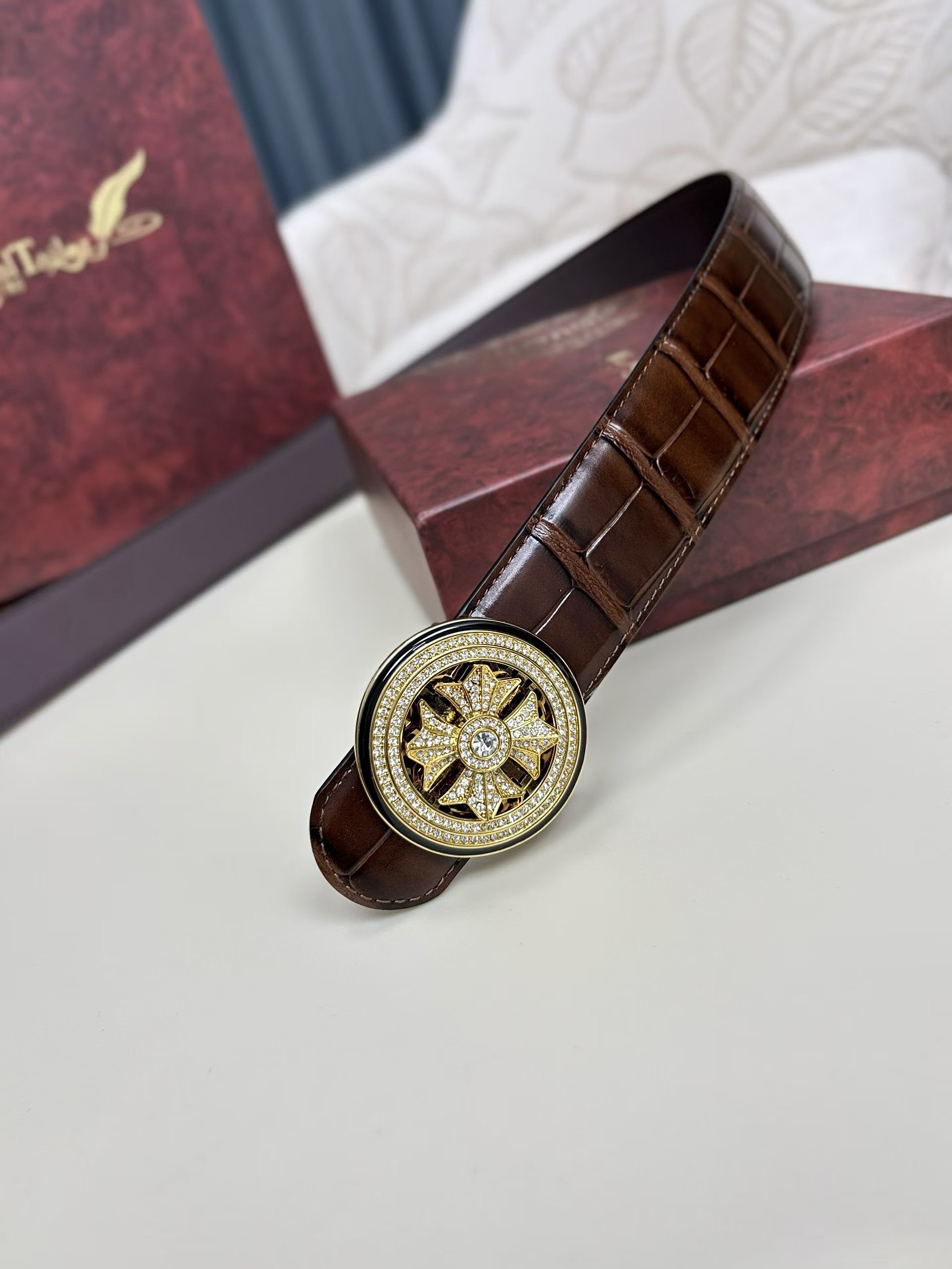 NO:763956,High-end quality, real-life photos, batches, complete packaging, brand Shilairun diamond-encrusted buckle, buckle head material, high-quality solid diamond-encrusted steel buckle, belt material, front 38mm width, double-sided imported original leather belt (authentic products are available, refuse to mess around), vacuum-plated hardware buckles, real-life photos (first-class, good quality, double-sided available), the length cannot be cut by yourself, the upper body effect is preferred for personal use as a gift, praise, praise, professional workmanship!  (Packaging and delivery, counter gift boxes, bags, invoices, punches, certificates, customs stickers) Pay attention to the details when purchasing and be careful not to be deceived!  Color pictures, actual colors, belts19860909高端品质,实物拍摄 批 配全套包装 品牌时来运转镶钻扣 扣头材质精品实心镶钻钢扣 带身材质正面38mm宽度采用双面进口原版皮腰带（正品有售,拒绝♂瞎搞）真空电镀五金扣头实物拍摄（一等一好质量,双面可用）长短不可自行裁剪送礼自用首选上身效果赞赞赞手工专业到位！（包装配送,专柜礼品盒,提袋,发票,打孔器,证书,海关贴）购买认准细节谨防受骗！ 颜色图片实拍色,皮带,Belt