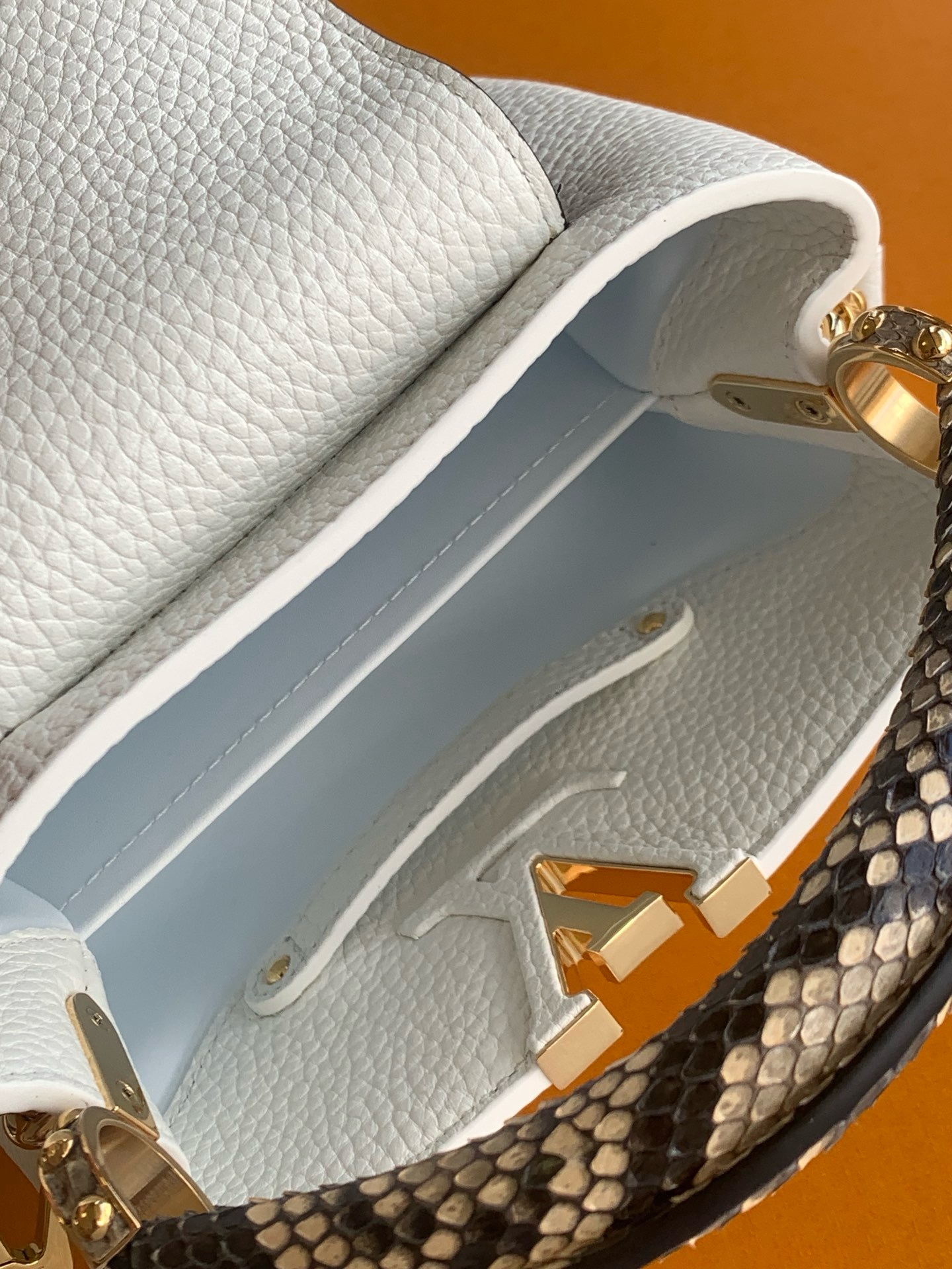 【特级MB芯片版原厂皮】Capucines 迷你型号：M81410白配亮光色蟒蛇动态芯片版材料：A级全钢