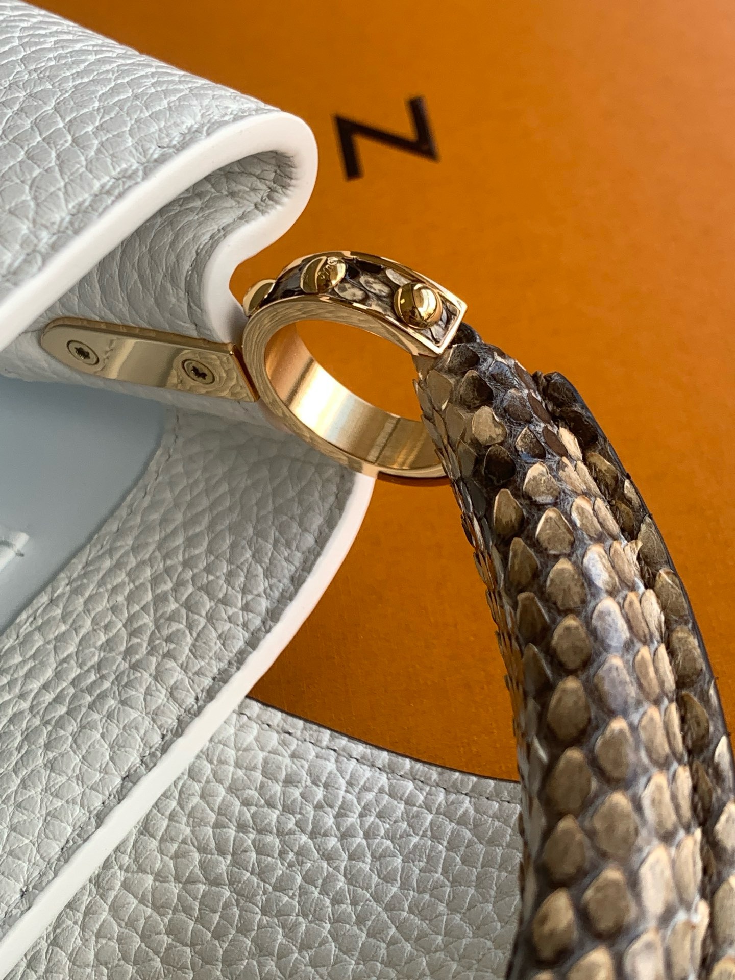 【特级MB芯片版原厂皮】Capucines 迷你型号：M81410白配亮光色蟒蛇动态芯片版材料：A级全钢