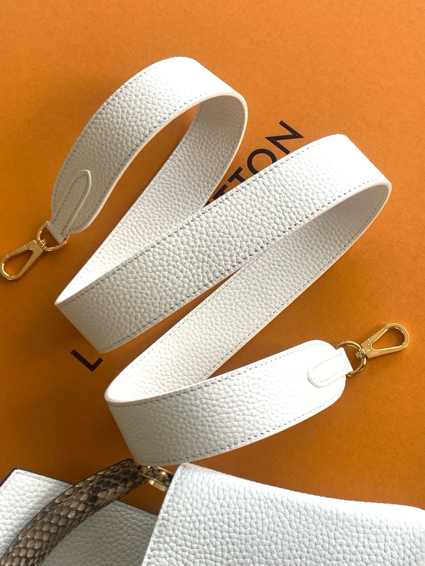 【特级MB芯片版原厂皮】Capucines 迷你型号：M81410白配亮光色蟒蛇动态芯片版材料：A级全钢