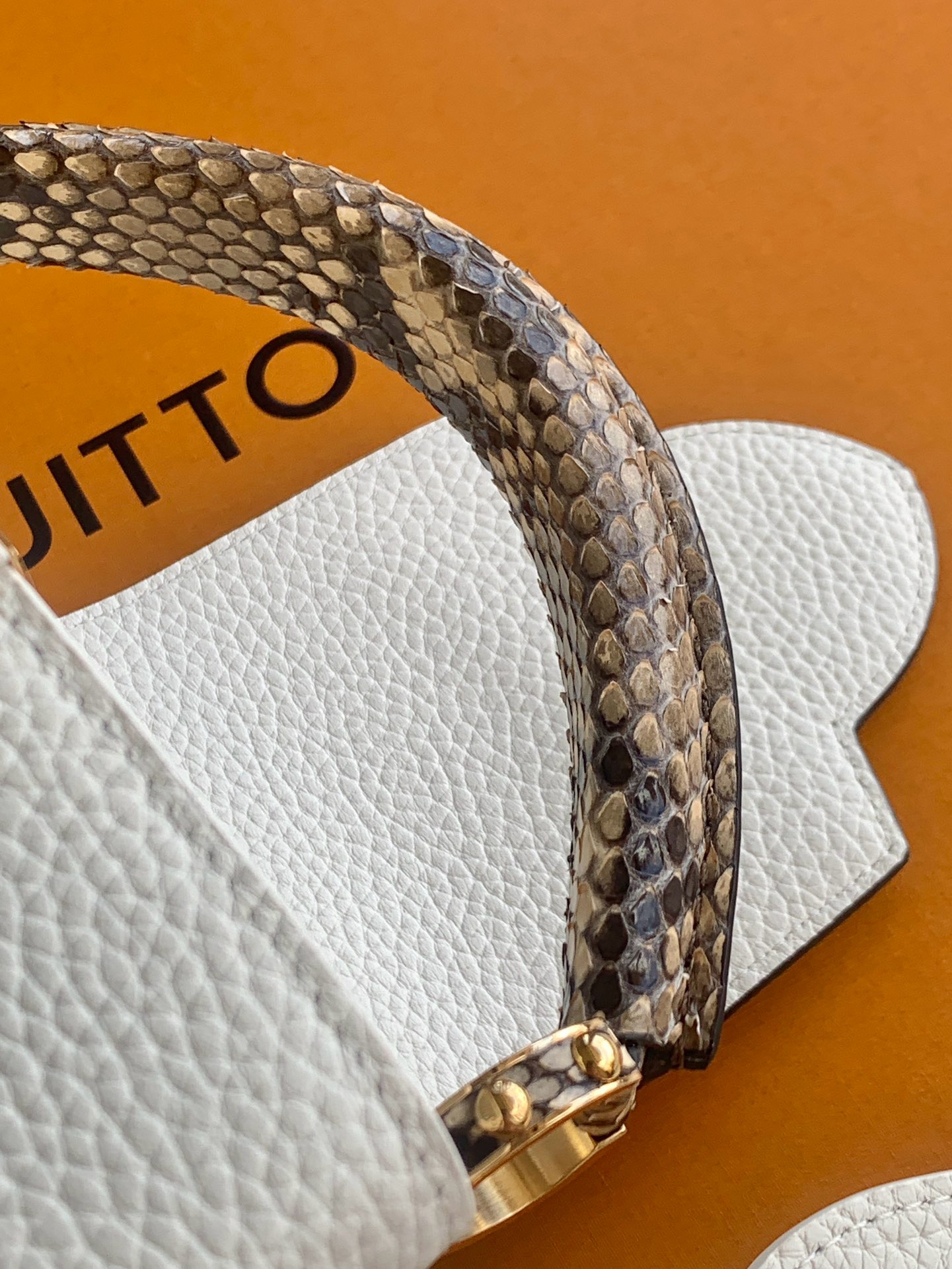 【特级MB芯片版原厂皮】Capucines 迷你型号：M81410白配亮光色蟒蛇动态芯片版材料：A级全钢