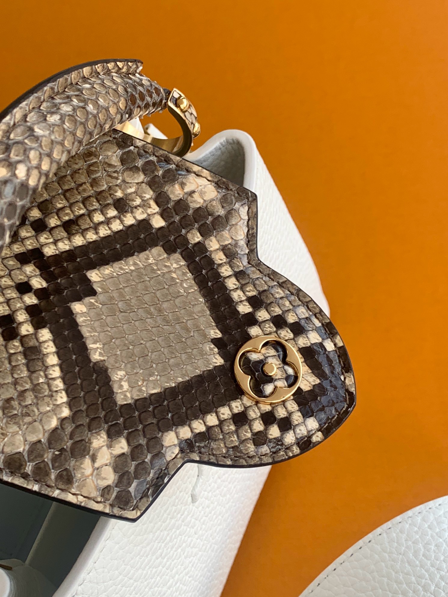 【特级MB芯片版原厂皮】Capucines 迷你型号：M81410白配亮光色蟒蛇动态芯片版材料：A级全钢