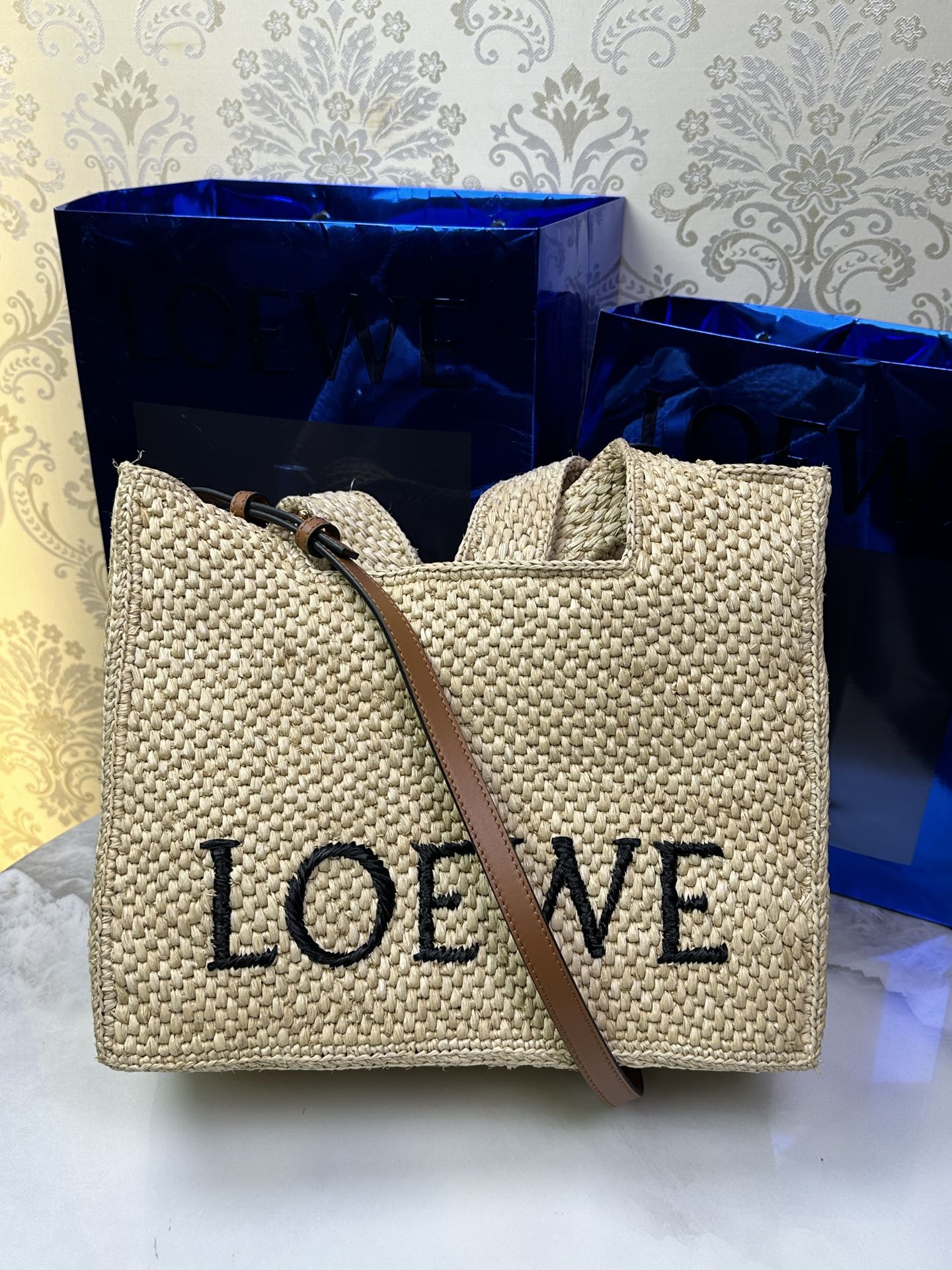 LOEWE Font Tote 미디엄 토트백 - 최상급 품질