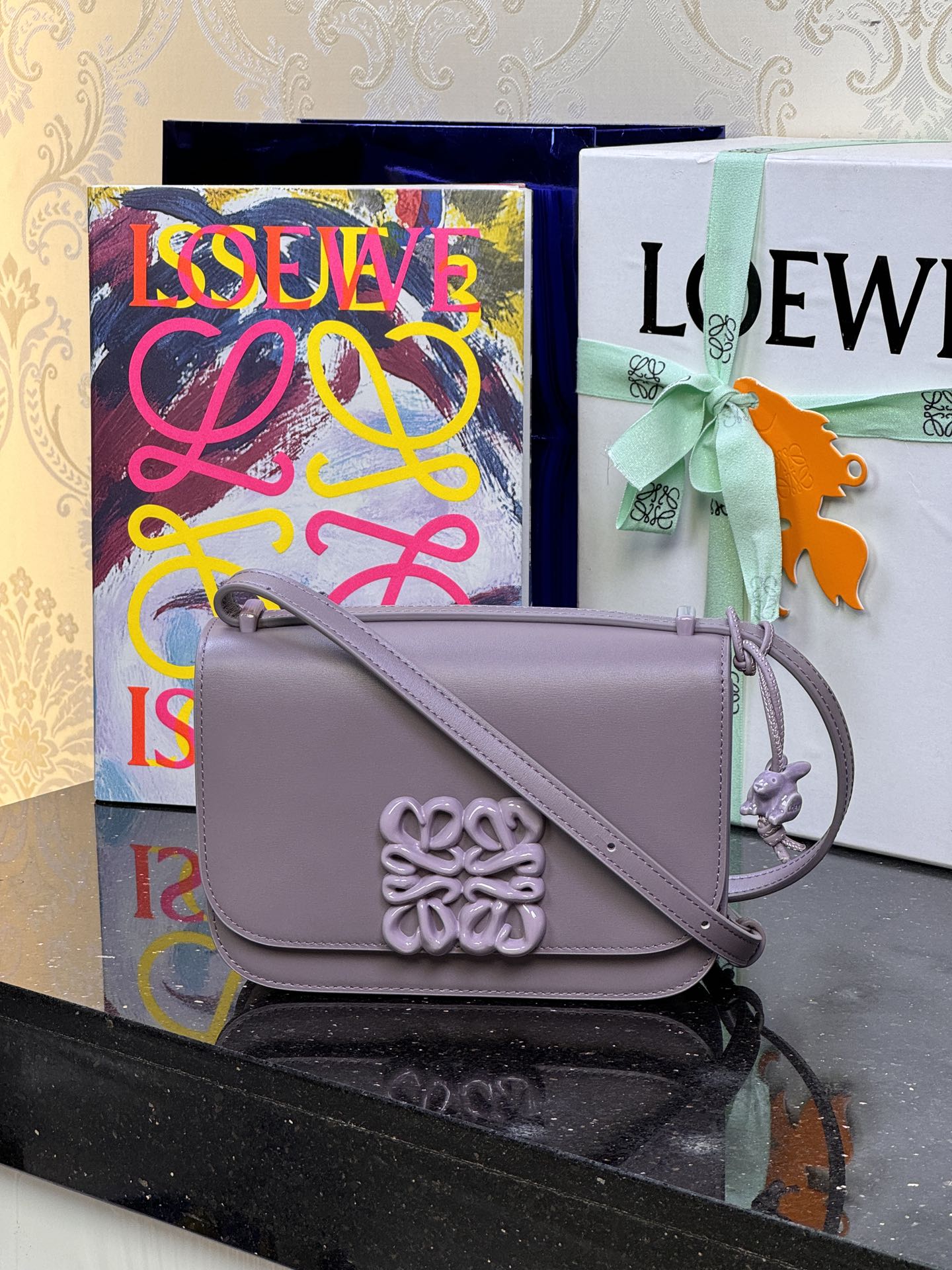 LOEWE 單色釉Goya緞面皮手袋-頂級品質