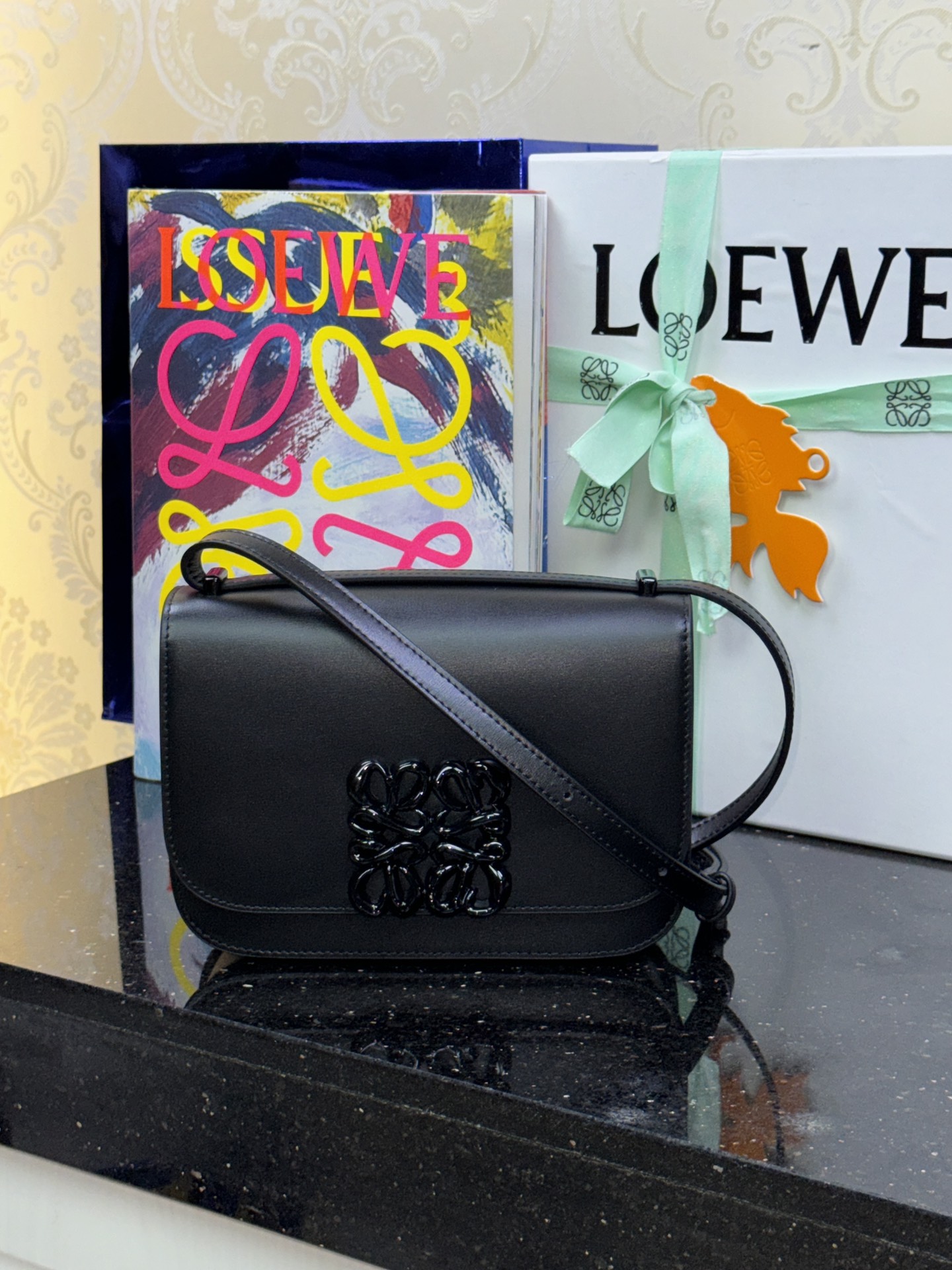 LOEWE 單色釉Goya緞面皮手袋-頂級品質