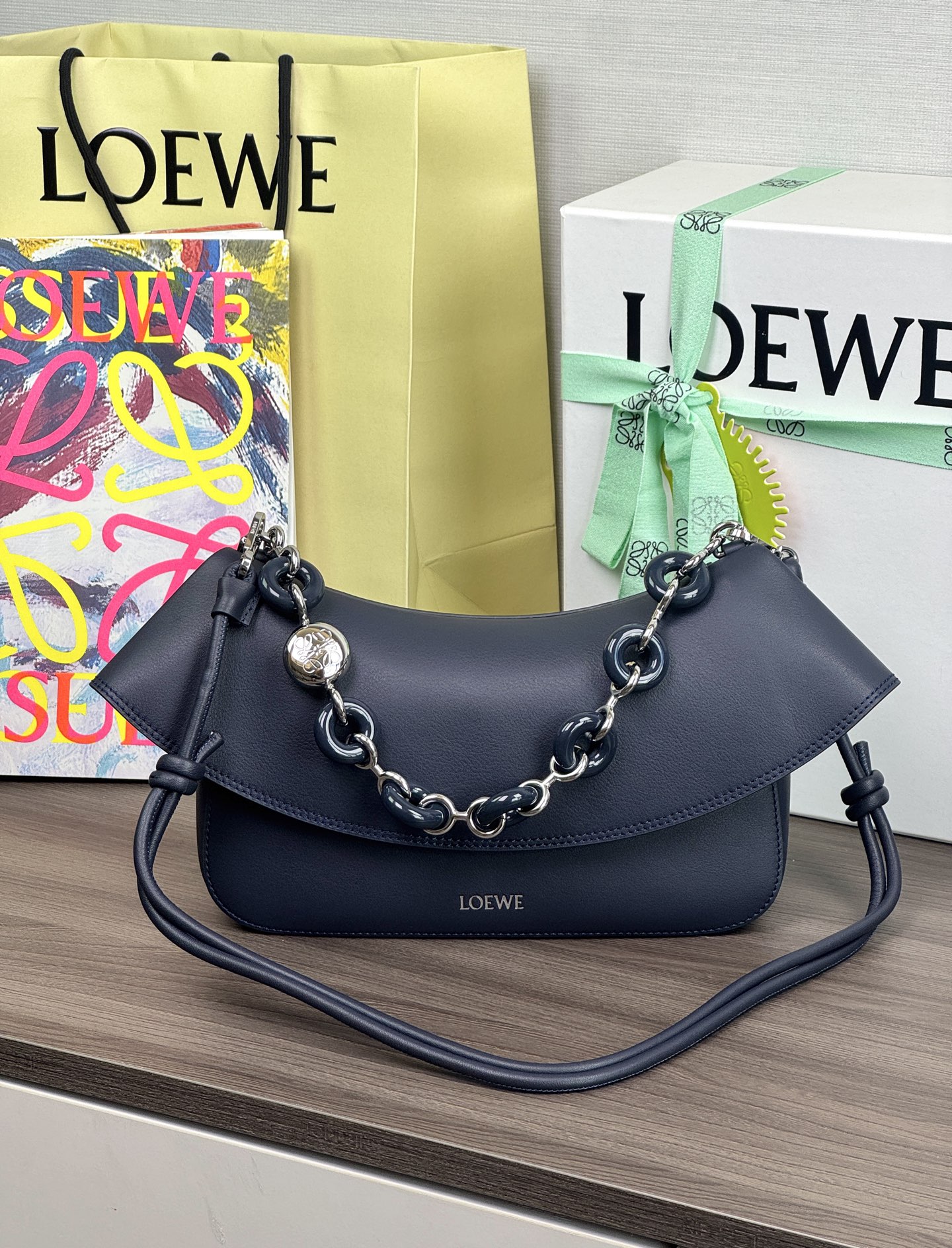 LOEWE Sac Ola en cuir de veau taille moyenne - Qualité supérieure