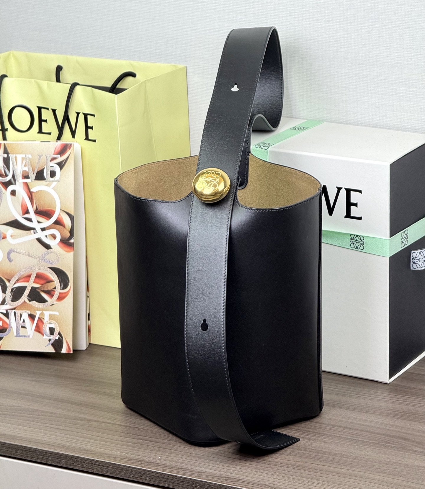 LOEWE сярэдні Pebble Bucket кошык-сумка — найвышэйшая якасць