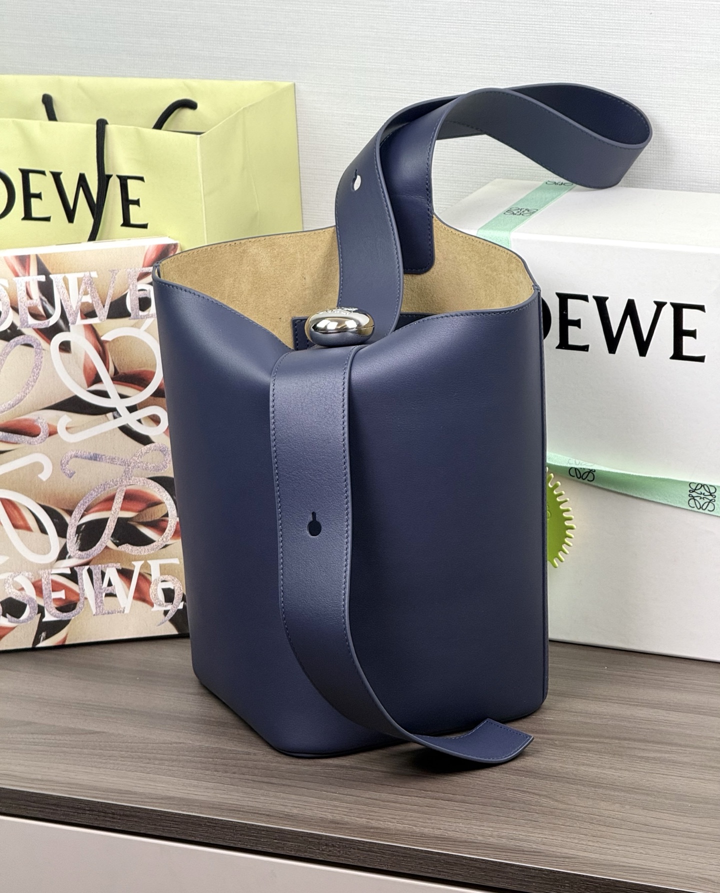 LOEWE сярэдні Pebble Bucket коўш-сумка — топ-якасць