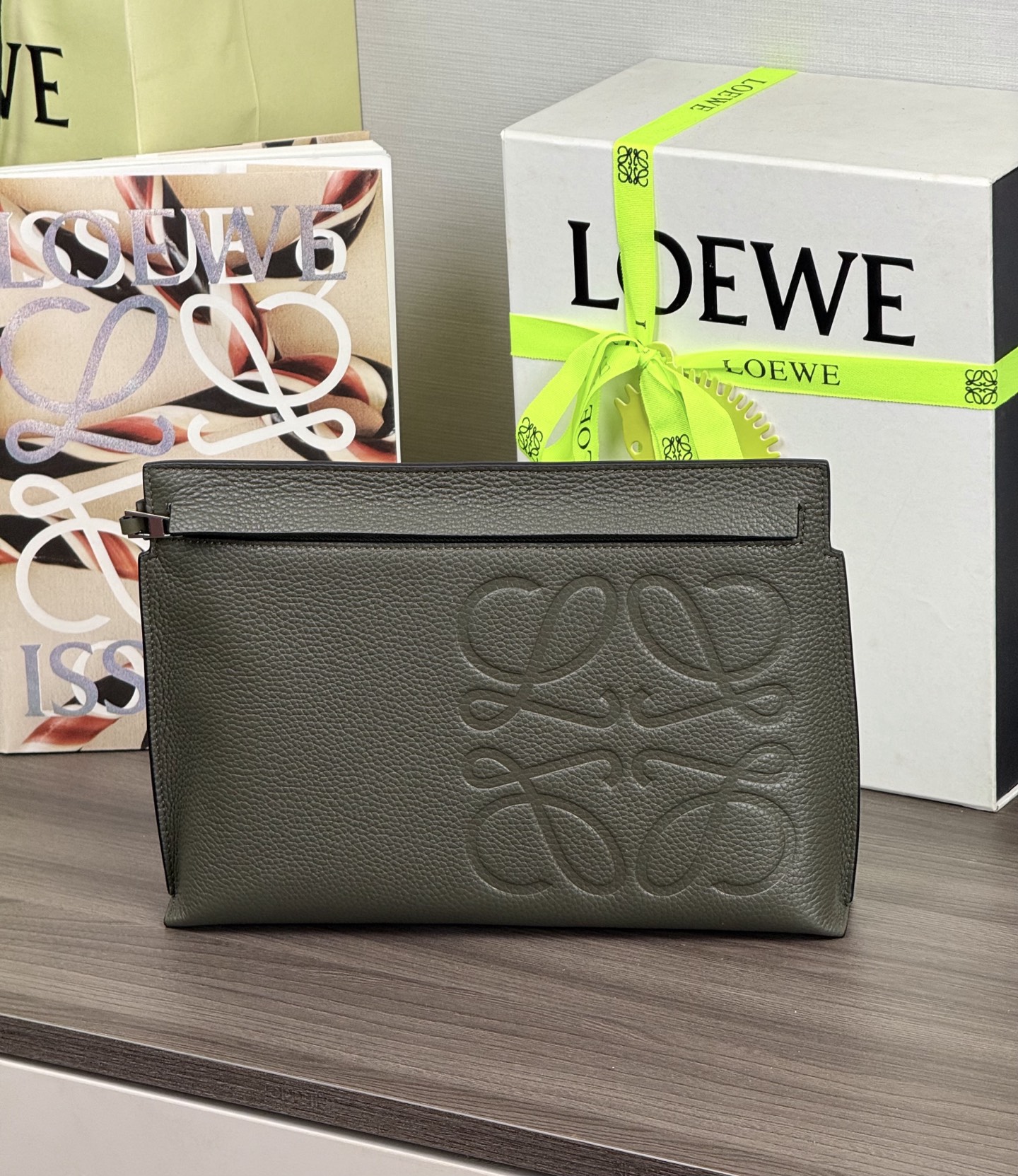 Pochette LOEWE T Pouch en cuir grainé - Qualité supérieure