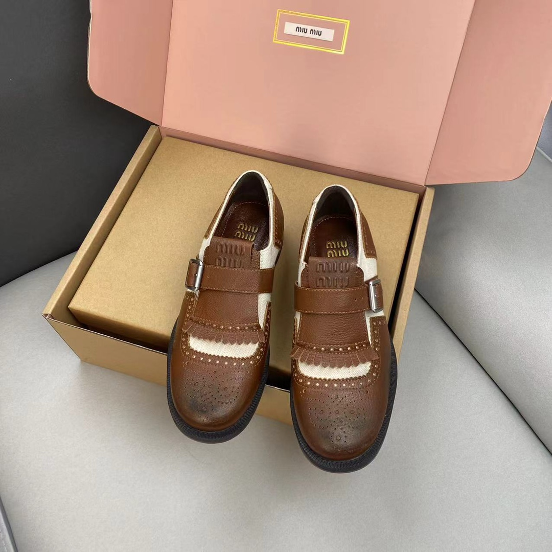 NO:236335,Top version miu x churchs co-branded last modeling N times, the toe is three-dimensional, full and round, the last line is smooth, and the foot feel is perfect!  The shipment is slow, mainly because of the custom leather material. The leather manufacturer adjusted it more than 10 times before it achieved the current original confirmation effect!  The texture is natural and unpainted, the texture is delicate, and it has a retro and nostalgic color texture. It has been hand-touched in color, and it has a casual and handsome tone in the exquisite retro style!  The original soft rubber bottom has soft and elastic feet, but it has no lack of support!  Full set of packaging for counter, mailing VIP outer box top version 35-41, leather shoes, miumiu19860909顶级版本 miu x churchs 联名 楦型调试N次,鞋头立体饱满圆润,楦身线条流畅,脚感完美！ 出货慢,主要因为皮料定制,皮革厂商调整了10余次,才达到现在原版确认效果！纹理天然无涂饰,质地细腻,又有复古怀旧的色泽质感,经手工擦色处理,精致复古中又带着随性帅气的调性！ 原版软胶底,脚感软弹,但不乏支撑力！ 专柜全套包装,喊vip邮寄外盒 顶版 35-41,皮鞋,miumiu,Women's Shoes