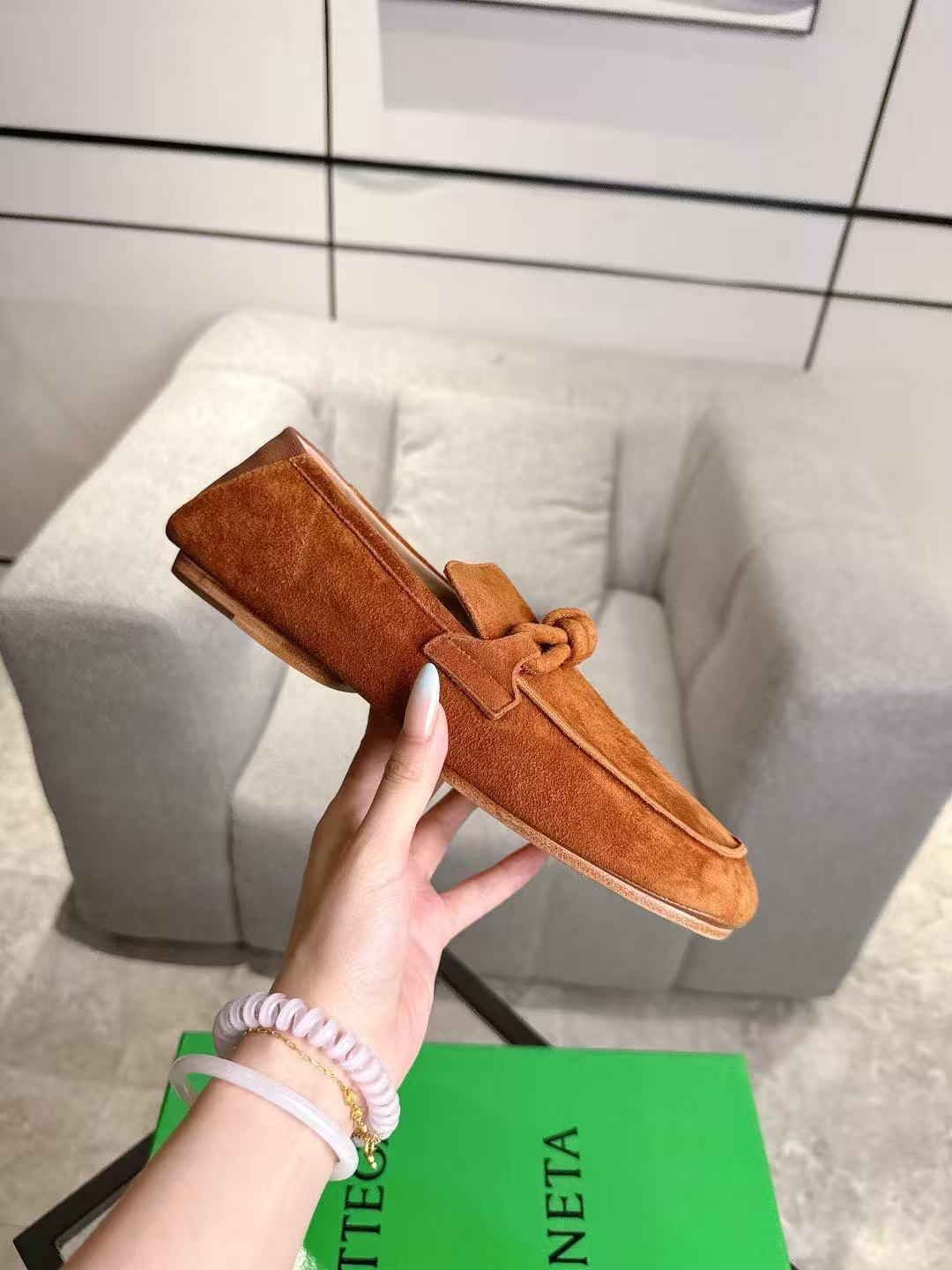NO:477644,Baodiejia 2025 autumn counter synchronized couple model Bottega Veneta square-toe flat shoes genuine leather outsole!  [Rose] The original board is replicated one by one!  quality assurance!  Female 35-39 (3440 41 customized non-return and exchange) Male 39-44 (3845 customized non-return and exchange), Loafers, bottega veneta, bottega veneta, loafers, flats, Leather soles19860909葆蝶家2025秋季专柜同步情侣款 Bottega Veneta方头平底鞋真皮大底！[玫瑰]原板一比一复刻！质量保证！女35-39 (3440 41订制不退换）男39--44（3845定制不退换),乐福鞋,bottega veneta,bottega veneta,loafers,flats,Leather soles,Women's Shoes