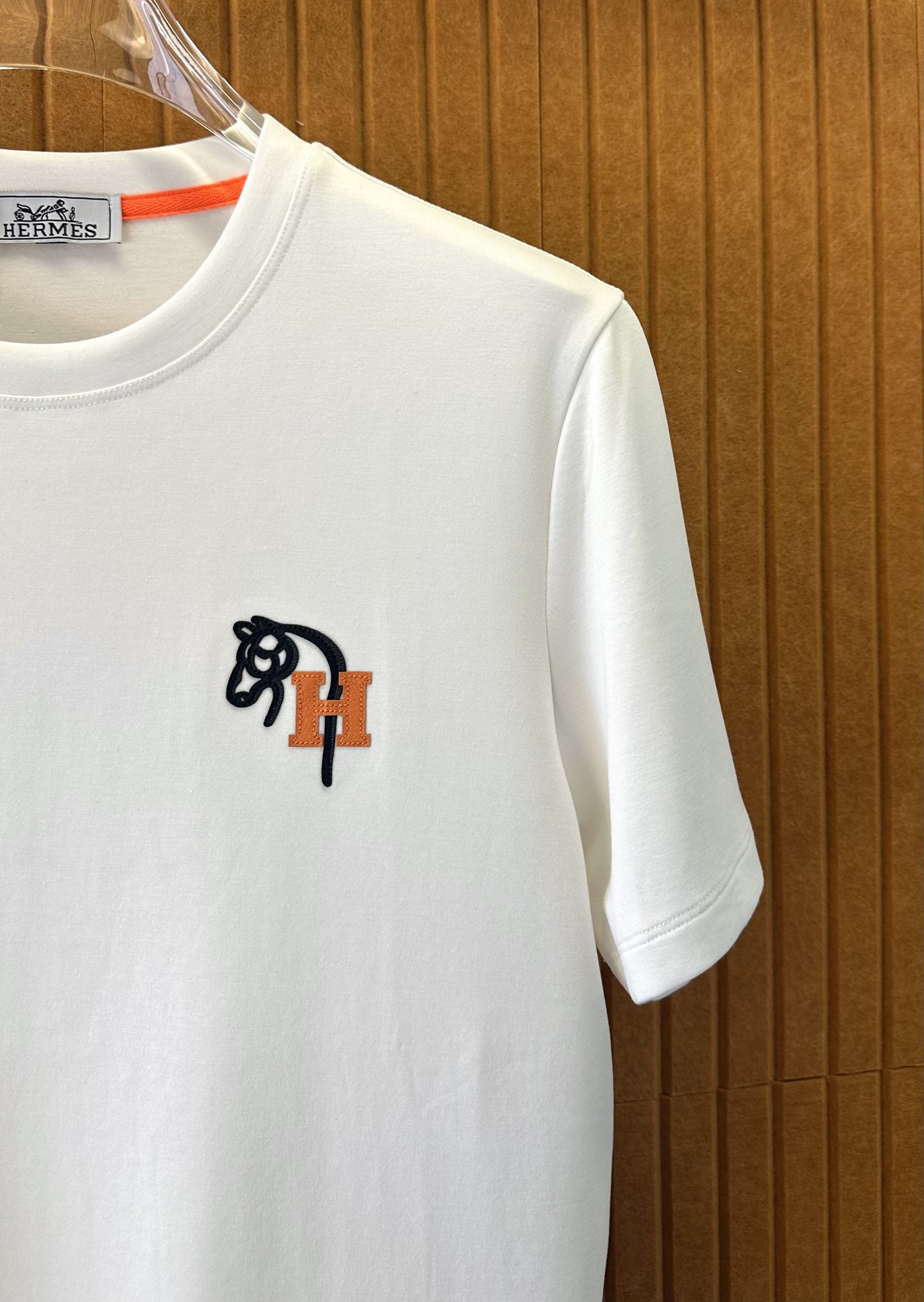 爱马仕🔥 2026秋冬 圆领绣花短袖T恤打底衫 元素性的Logo徽章凸显休闲时尚魅力,依然独领时尚风骚.内搭好伴侣… 客