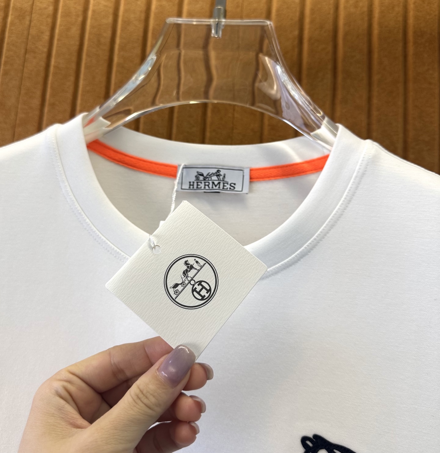 爱马仕🔥 2026秋冬 圆领绣花短袖T恤打底衫 元素性的Logo徽章凸显休闲时尚魅力,依然独领时尚风骚.内搭好伴侣… 客
