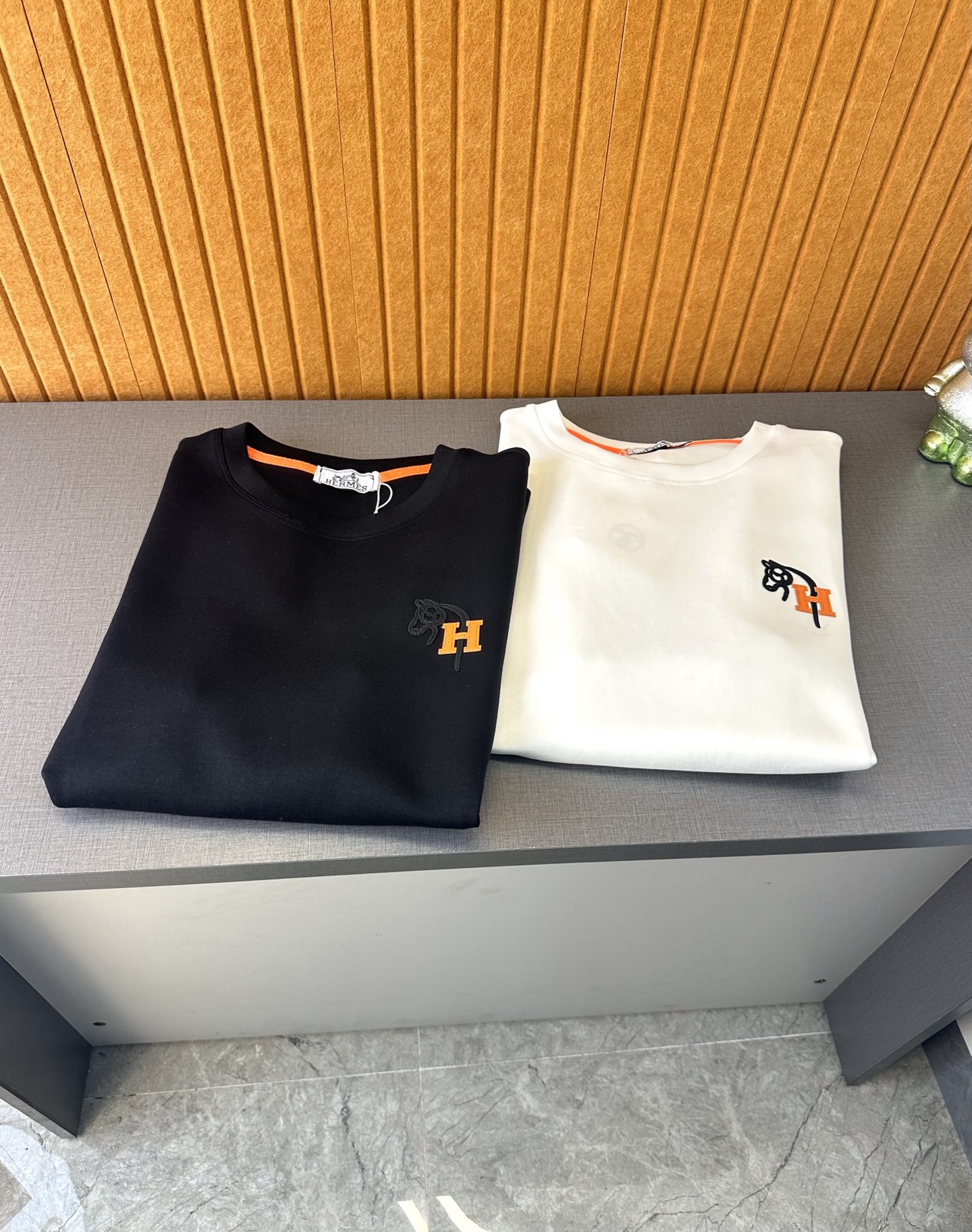 爱马仕🔥 2026秋冬 圆领绣花短袖T恤打底衫 元素性的Logo徽章凸显休闲时尚魅力,依然独领时尚风骚.内搭好伴侣… 客