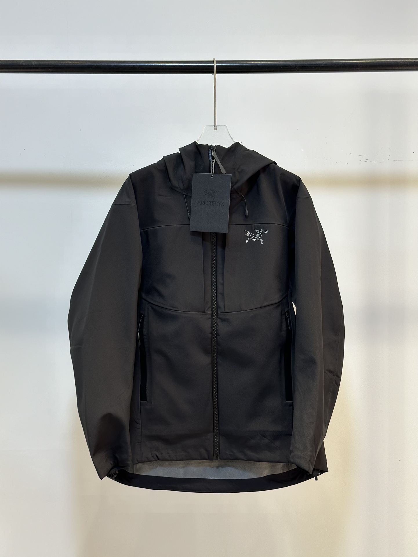 黑色 Arcteryx Gamma Mx HOODY 保暖防风软壳连帽冲锋衣 春秋季 始祖鸟gamma mx不止好看这么简单,基本防风耐磨,软壳冲锋衣可徒步,内侧加绒,具有一定的保暖性,就算到了复杂多变的环境下,也是一件不错的装备, 软壳相比硬壳来说比较舒适且多场合穿着,中年人值得拥有. 颜色:黑色 岩灰绿 藏青 灰色 米白 隐秘灰
