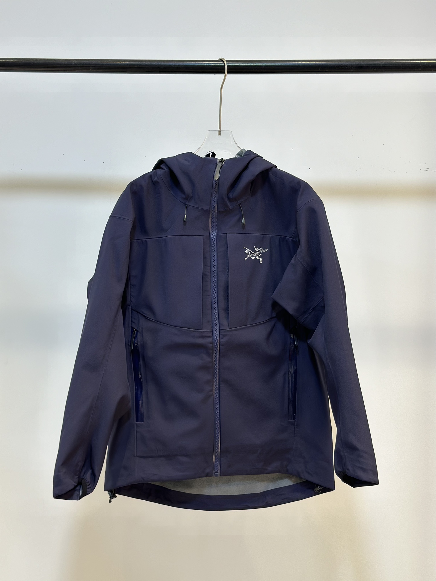 藏青 Arcteryx Gamma Mx HOODY 保暖防风软壳连帽冲锋衣 春秋季 始祖鸟gamma mx不止好看这么简单,基本防风耐磨,软壳冲锋衣可徒步,内侧加绒,具有一定的保暖性,就算到了复杂多变的环境下,也是一件不错的装备, 软壳相比硬壳来说比较舒适且多场合穿着,中年人值得拥有. 颜色:黑色 岩灰绿 藏青 灰色 米白 隐秘灰