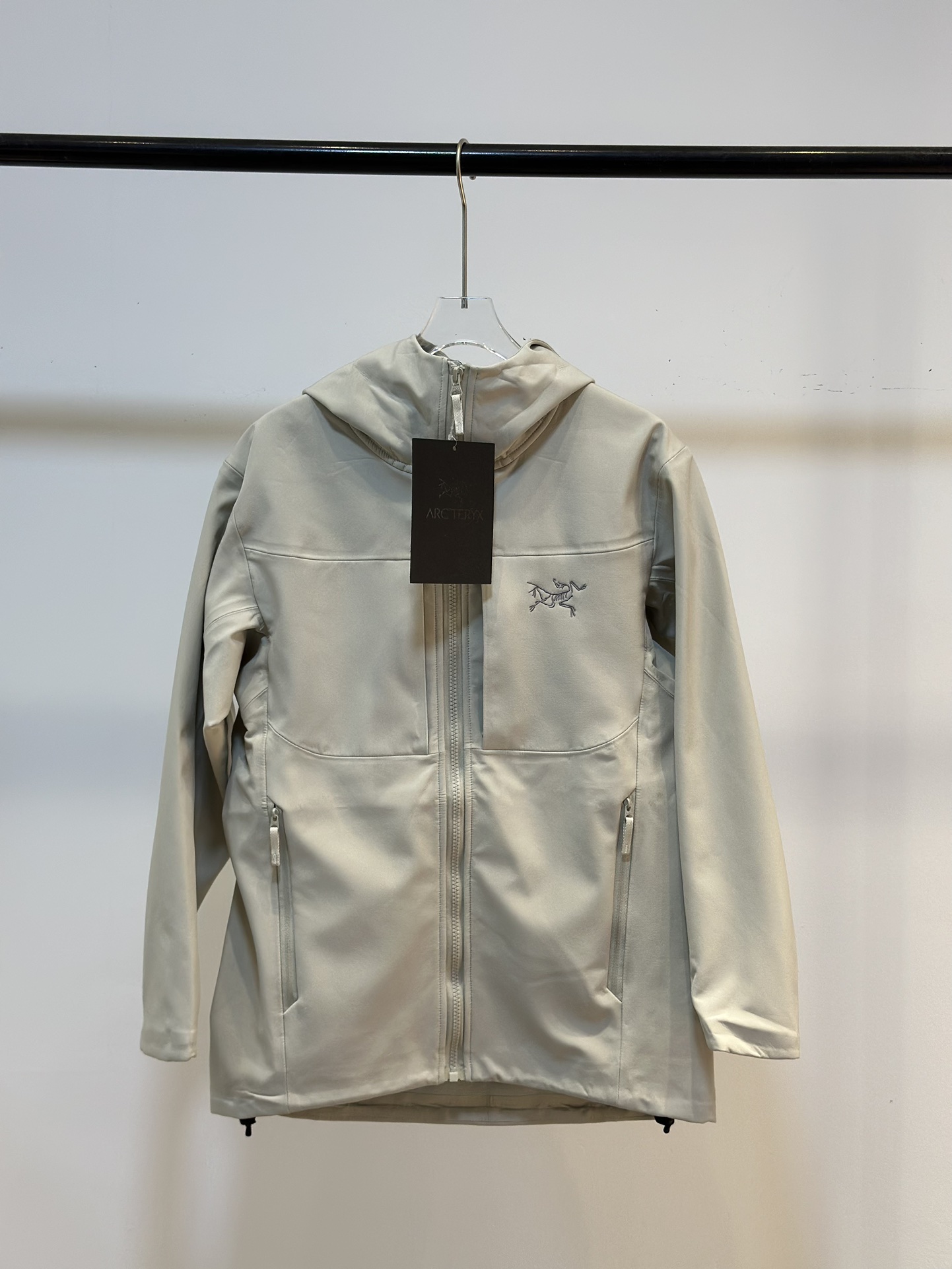 米白 Arcteryx Gamma Mx HOODY 保暖防风软壳连帽冲锋衣 春秋季 始祖鸟gamma mx不止好看这么简单，基本防风耐磨，软壳冲锋衣可徒步，内侧加绒，具有一定的保暖性，就算到了复杂多变的环境下，也是一件不错的装备， 软壳相比硬壳来说比较舒适且多场合穿着，中年人值得拥有。 颜色：黑色 岩灰绿 藏青 灰色 米白 隐秘灰 Size：S-XXL