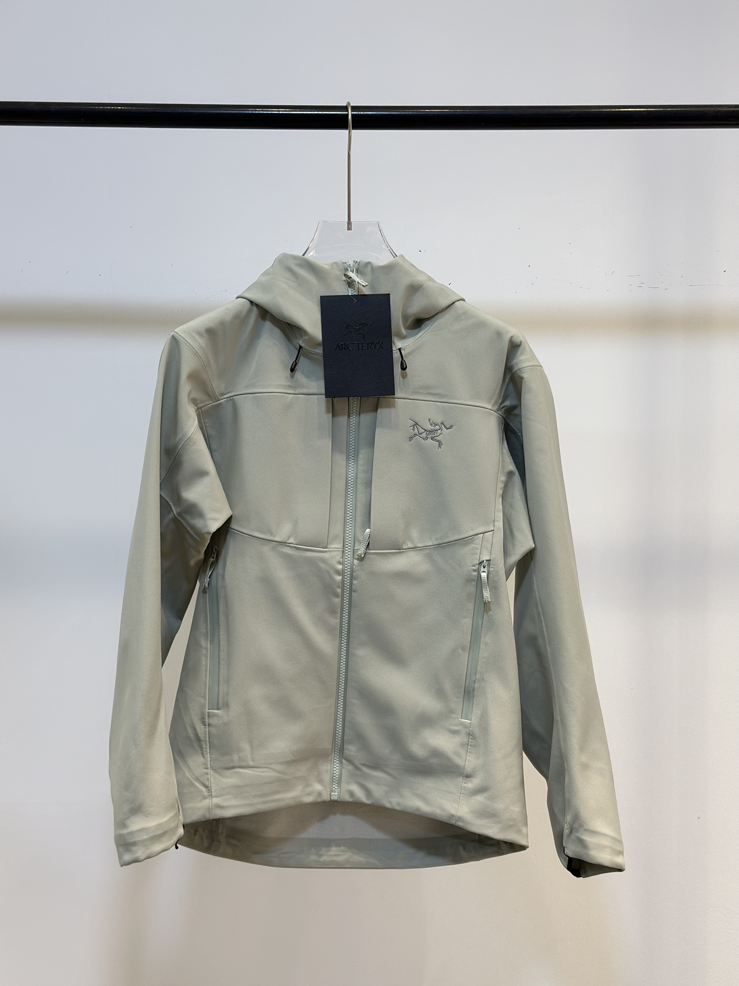 岩灰绿 Arcteryx Gamma Mx HOODY 保暖防风软壳连帽冲锋衣 春秋季 始祖鸟gamma mx不止好看这么简单,基本防风耐磨,软壳冲锋衣可徒步,内侧加绒,具有一定的保暖性,就算到了复杂多变的环境下,也是一件不错的装备, 软壳相比硬壳来说比较舒适且多场合穿着,中年人值得拥有. 颜色:黑色 岩灰绿 藏青 灰色 米白 隐秘灰