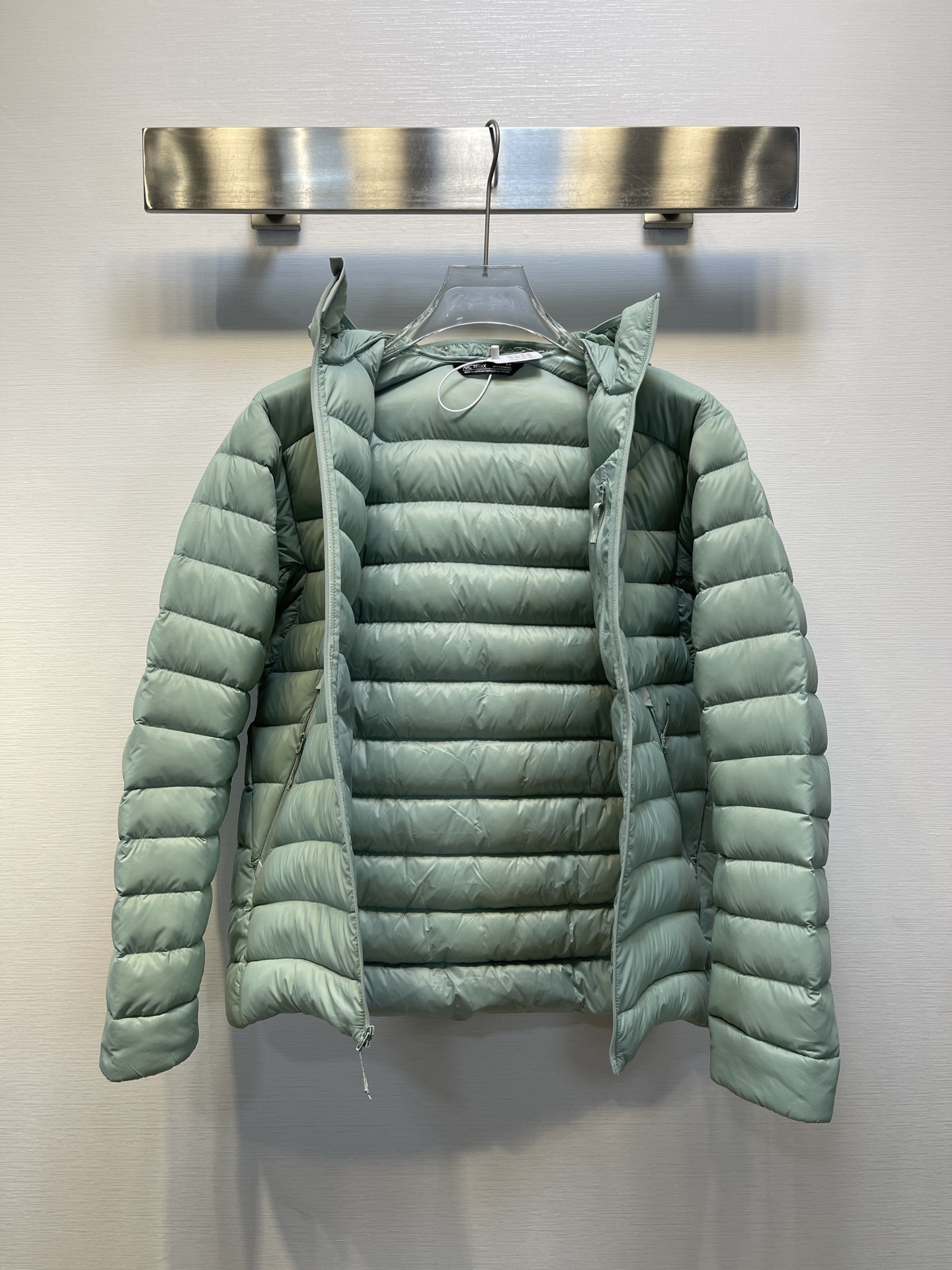 顶级𝑨𝒓𝒄𝒕𝒆𝒓𝒚𝒙｜始祖鸟𝑪𝒆𝒓𝒊𝒖𝒎 𝟴𝟱𝟬蓬 鹅绒 轻便防风保暖排骨连帽羽绒服   

𝑺𝒊𝒛𝒆： 𝑺 𝑴 𝑳 𝑿𝑳 𝑿𝑿𝑳  

产品配色：磐石绿、岩石绿、破晓蓝、宝石蓝、黑色  

编码：𝟬𝟬𝟬𝟲𝟲𝟬𝑪