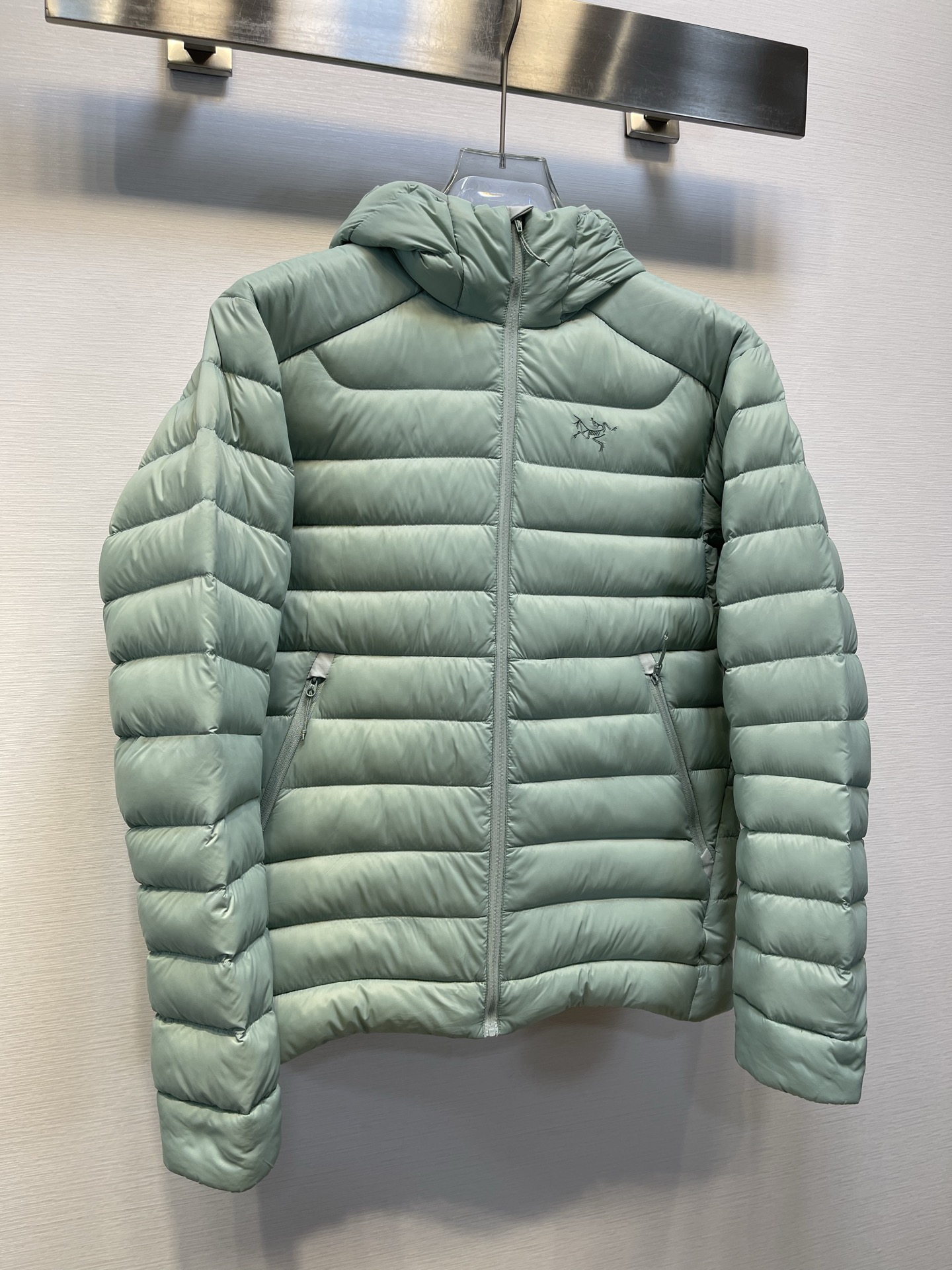 顶级𝑨𝒓𝒄𝒕𝒆𝒓𝒚𝒙｜始祖鸟𝑪𝒆𝒓𝒊𝒖𝒎 𝟴𝟱𝟬蓬 鹅绒 轻便防风保暖排骨连帽羽绒服   

𝑺𝒊𝒛𝒆： 𝑺 𝑴 𝑳 𝑿𝑳 𝑿𝑿𝑳  

产品配色：磐石绿、岩石绿、破晓蓝、宝石蓝、黑色  

编码：𝟬𝟬𝟬𝟲𝟲𝟬𝑪