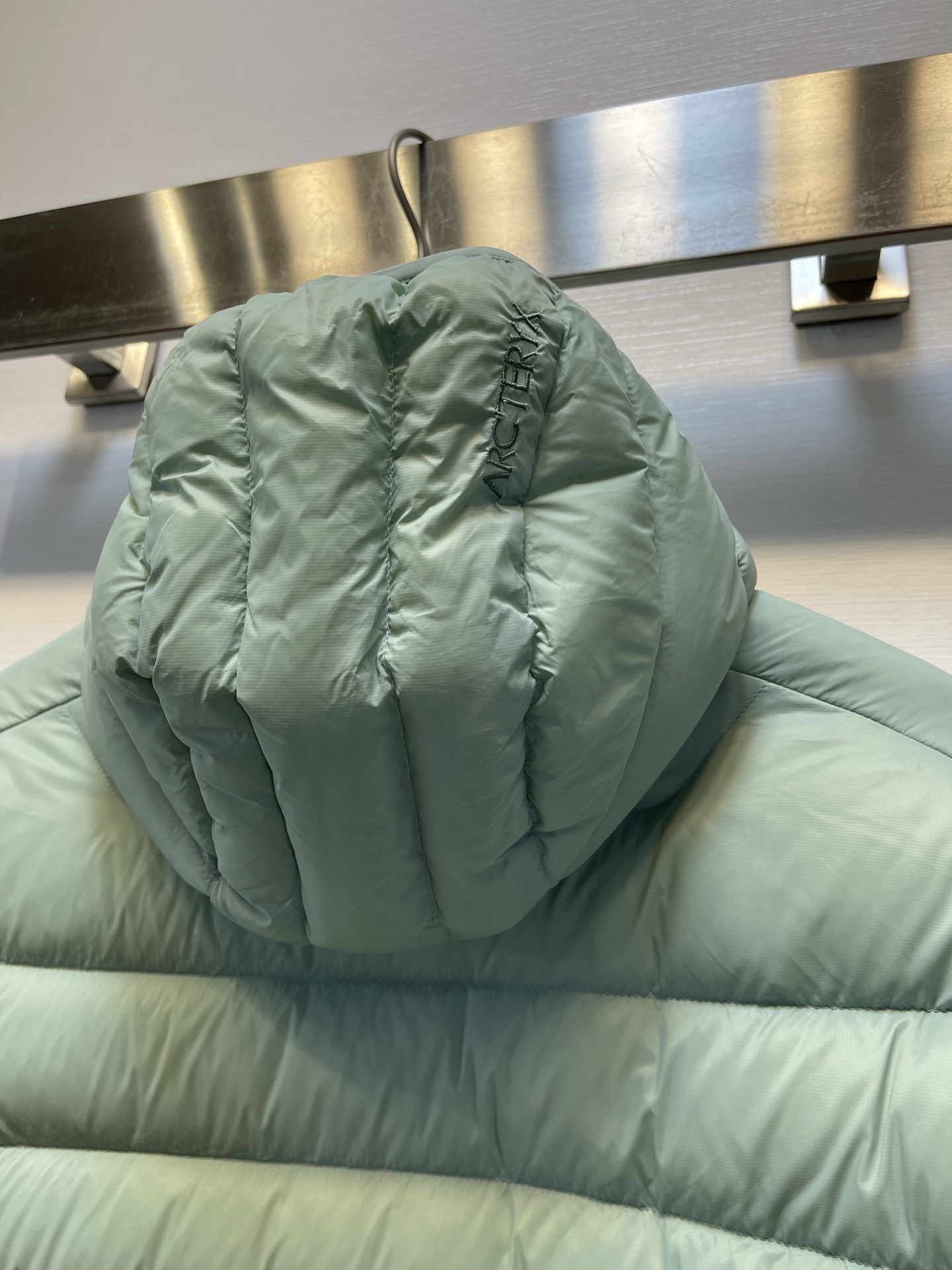 顶级𝑨𝒓𝒄𝒕𝒆𝒓𝒚𝒙｜始祖鸟𝑪𝒆𝒓𝒊𝒖𝒎 𝟴𝟱𝟬蓬 鹅绒 轻便防风保暖排骨连帽羽绒服   

𝑺𝒊𝒛𝒆： 𝑺 𝑴 𝑳 𝑿𝑳 𝑿𝑿𝑳  

产品配色：磐石绿、岩石绿、破晓蓝、宝石蓝、黑色  

编码：𝟬𝟬𝟬𝟲𝟲𝟬𝑪