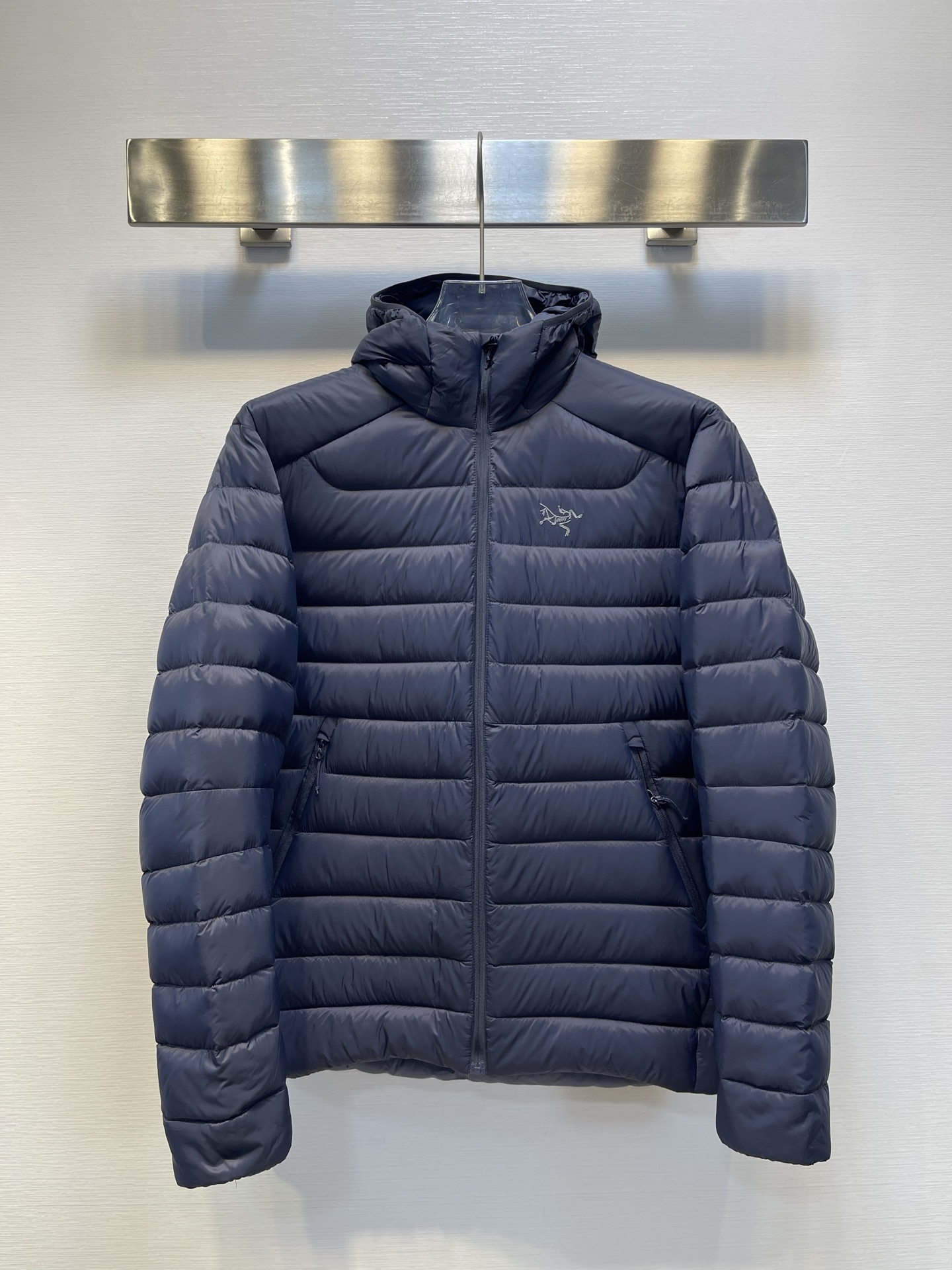 顶级𝑨𝒓𝒄𝒕𝒆𝒓𝒚𝒙|始祖鸟𝑪𝒆𝒓𝒊𝒖𝒎 𝟴𝟱𝟬蓬 鹅绒 轻便防风保暖排骨连帽羽绒服
𝑺𝒊𝒛𝒆: 𝑺 𝑴 𝑳 𝑿𝑳 𝑿𝑿𝑳
产品配色:磐石绿、岩石绿、破晓蓝、宝石蓝、黑色
编码:𝟬𝟬𝟬𝟲𝟲𝟬𝑪