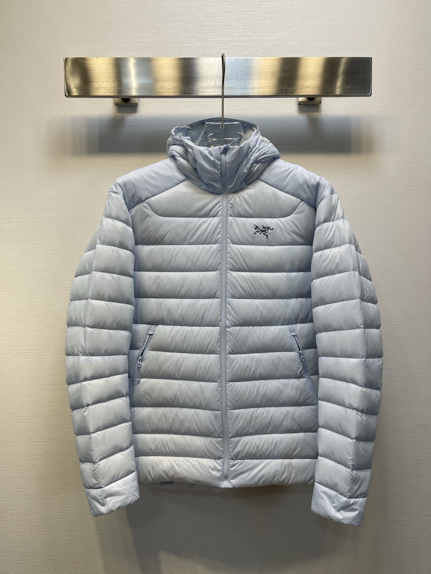 顶级𝑨𝒓𝒄𝒕𝒆𝒓𝒚𝒙|始祖鸟𝑪𝒆𝒓𝒊𝒖𝒎 𝟴𝟱𝟬蓬 鹅绒 轻便防风保暖排骨连帽羽绒服
𝑺𝒊𝒛𝒆: 𝑺 𝑴 𝑳 𝑿𝑳 𝑿𝑿𝑳
产品配色:磐石绿、岩石绿、破晓蓝、宝石蓝、黑色
编码:𝟬𝟬𝟬𝟲𝟲𝟬𝑪