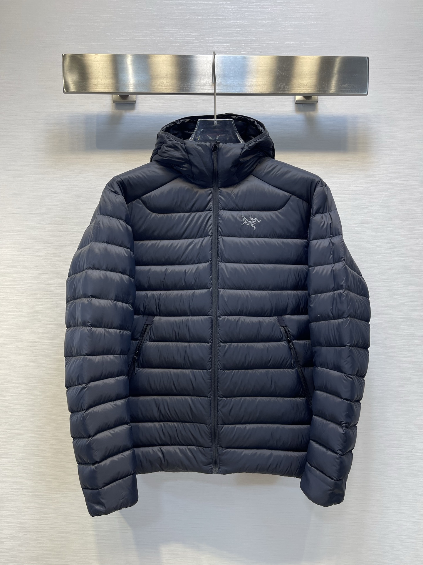 顶级 𝑨𝒓𝒄𝒕𝒆𝒓𝒚𝒙|始祖鸟𝑪𝒆𝒓𝒊𝒖𝒎 𝟴𝟱𝟬蓬 鹅绒 轻便防风保暖排骨连帽羽绒服
𝑺𝒊𝒛𝒆: 𝑺 𝑴 𝑳 𝑿𝑳 𝑿𝑿𝑳
产品配色:磐石绿、岩石绿、破晓蓝、宝石蓝、黑色
编码:𝟬𝟬𝟬𝟲𝟲𝟬𝑪