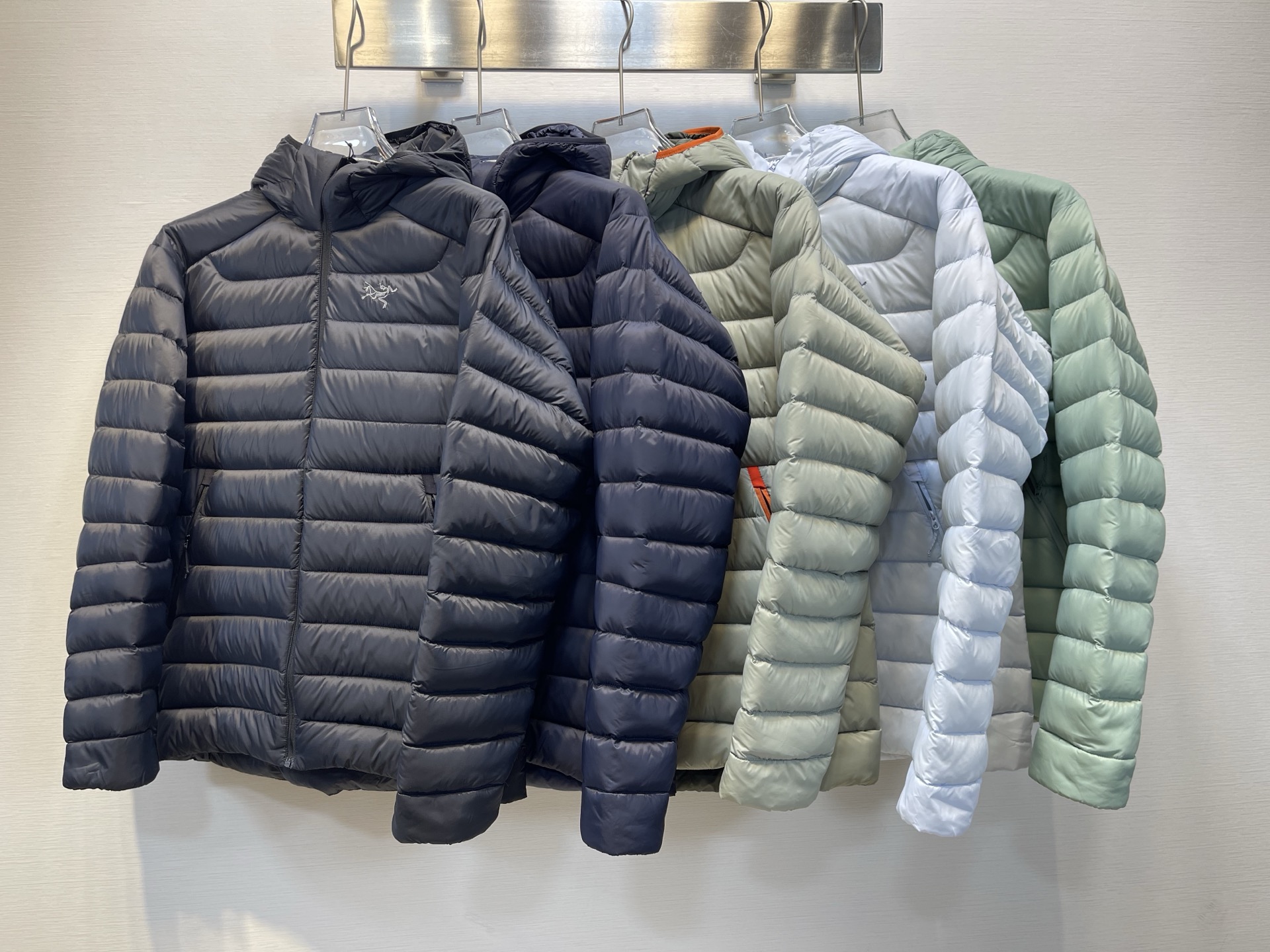 合集图
𝑨𝒓𝒄𝒕𝒆𝒓𝒚𝒙|始祖鸟𝑪𝒆𝒓𝒊𝒖𝒎 𝟴𝟱𝟬蓬 鹅绒 轻便防风保暖排骨连帽羽绒服
𝑺𝒊𝒛𝒆: 𝑺 𝑴 𝑳 𝑿𝑳 𝑿𝑿𝑳
产品配色:磐石绿、岩石绿、破晓蓝、宝石蓝、黑色
编码:𝟬𝟬𝟬𝟲𝟲𝟬𝑪