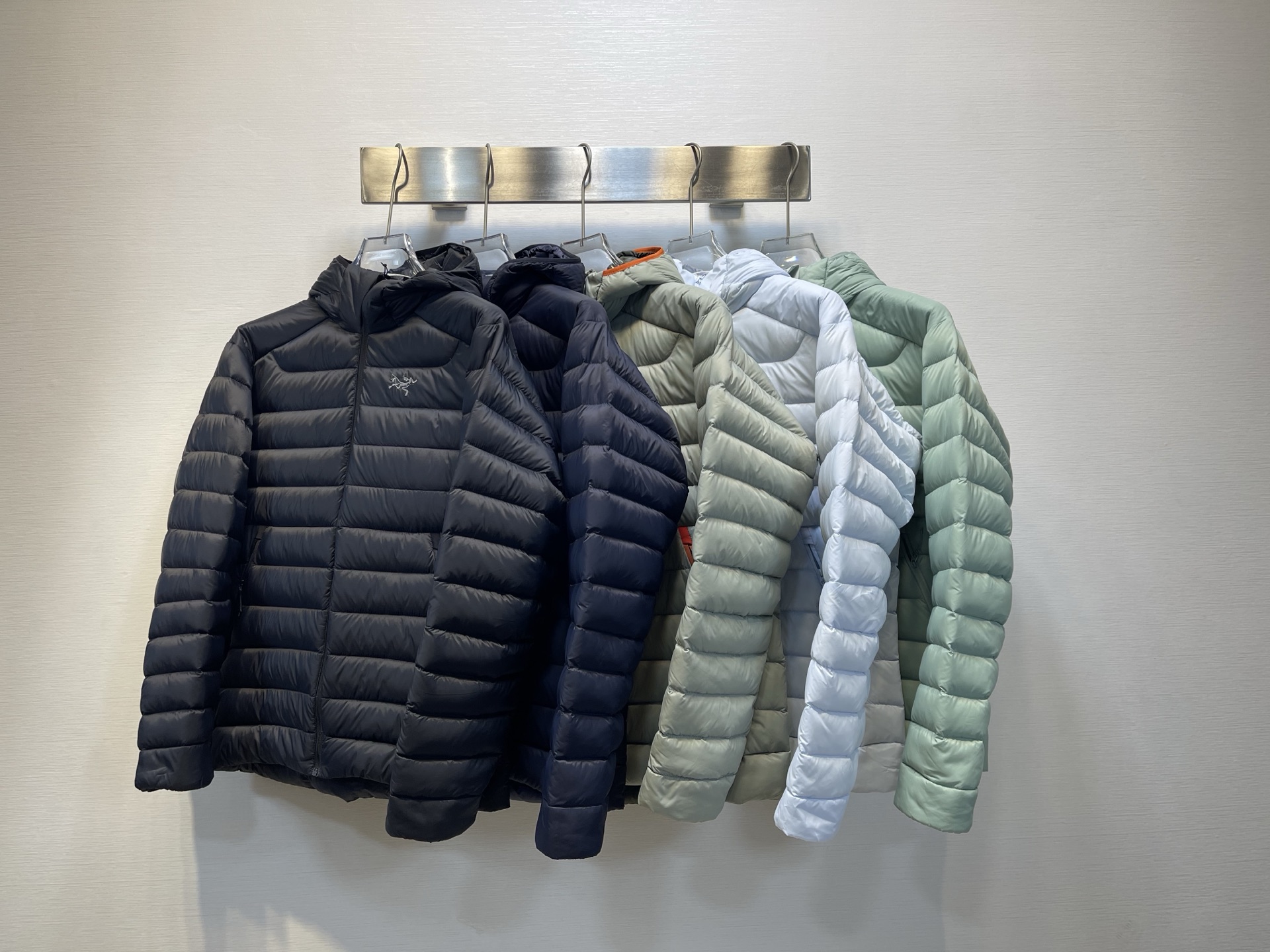 合集图

𝑨𝒓𝒄𝒕𝒆𝒓𝒚𝒙｜始祖鸟𝑪𝒆𝒓𝒊𝒖𝒎 𝟴𝟱𝟬蓬 鹅绒 轻便防风保暖排骨连帽羽绒服   

𝑺𝒊𝒛𝒆： 𝑺 𝑴 𝑳 𝑿𝑳 𝑿𝑿𝑳  

产品配色：磐石绿、岩石绿、破晓蓝、宝石蓝、黑色  

编码：𝟬𝟬𝟬𝟲𝟲𝟬𝑪