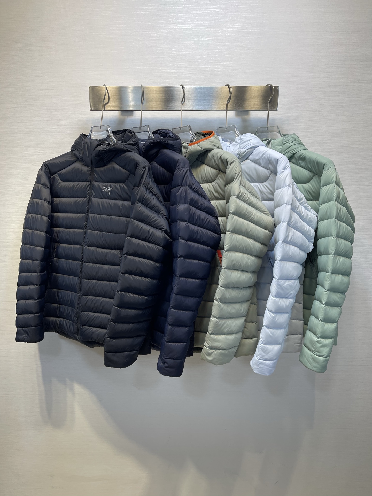 合集图

𝑨𝒓𝒄𝒕𝒆𝒓𝒚𝒙｜始祖鸟𝑪𝒆𝒓𝒊𝒖𝒎 𝟴𝟱𝟬蓬 鹅绒 轻便防风保暖排骨连帽羽绒服   

𝑺𝒊𝒛𝒆： 𝑺 𝑴 𝑳 𝑿𝑳 𝑿𝑿𝑳  

产品配色：磐石绿、岩石绿、破晓蓝、宝石蓝、黑色  

编码：𝟬𝟬𝟬𝟲𝟲𝟬𝑪