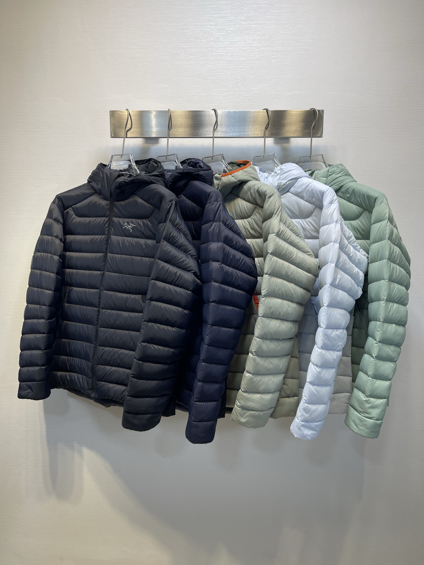 合集图

𝑨𝒓𝒄𝒕𝒆𝒓𝒚𝒙｜始祖鸟𝑪𝒆𝒓𝒊𝒖𝒎 𝟴𝟱𝟬蓬 鹅绒 轻便防风保暖排骨连帽羽绒服   

𝑺𝒊𝒛𝒆： 𝑺 𝑴 𝑳 𝑿𝑳 𝑿𝑿𝑳  

产品配色：磐石绿、岩石绿、破晓蓝、宝石蓝、黑色  

编码：𝟬𝟬𝟬𝟲𝟲𝟬𝑪