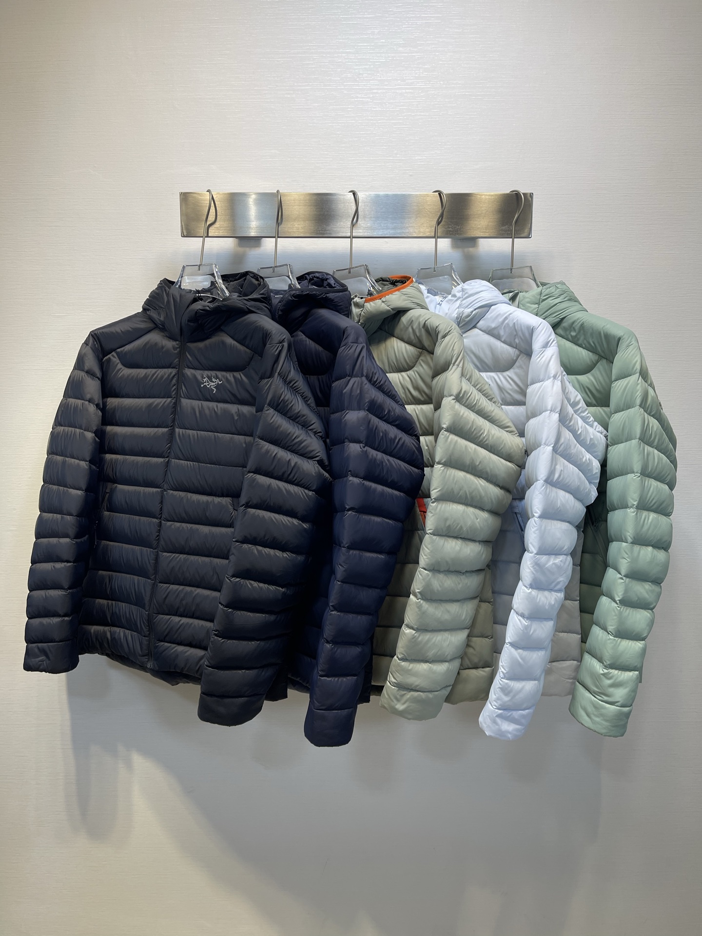 合集图

𝑨𝒓𝒄𝒕𝒆𝒓𝒚𝒙｜始祖鸟𝑪𝒆𝒓𝒊𝒖𝒎 𝟴𝟱𝟬蓬 鹅绒 轻便防风保暖排骨连帽羽绒服   

𝑺𝒊𝒛𝒆： 𝑺 𝑴 𝑳 𝑿𝑳 𝑿𝑿𝑳  

产品配色：磐石绿、岩石绿、破晓蓝、宝石蓝、黑色  

编码：𝟬𝟬𝟬𝟲𝟲𝟬𝑪