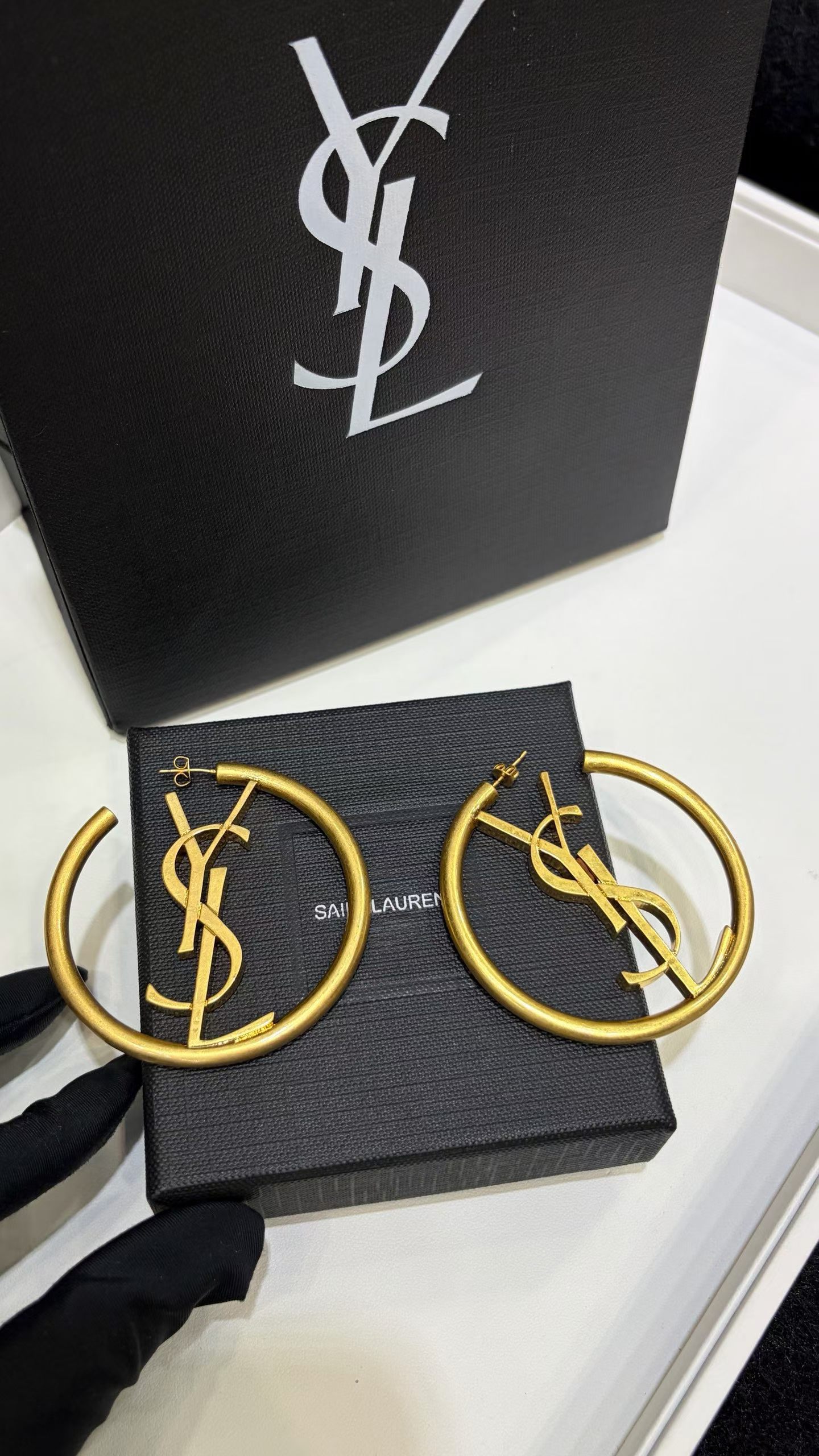 NO:816160,88220, today's new earrings, ysl's new retro gold letter hoop earrings, oversized metal hoop earrings, very photogenic and make your face look small. The iconic metal letters are slightly distressed in bronze. Very fashionable and personalized. It has the temperament of a hot girl. The same brass material as yb, saint laurent, earrings, Cartier high-end jewelry1986090988220,今日新品耳环 ysl新款复古金字母圆圈耳环耳圈 超大金属圆圈耳环 拍照很上镜显脸小 标志性的金属字母古铜微做旧工艺 非常时髦个性 完全就是辣妹御姐气质 yb一样黄铜材质,,saint laurent,earrings,卡迪亚高端饰品,Jewelry