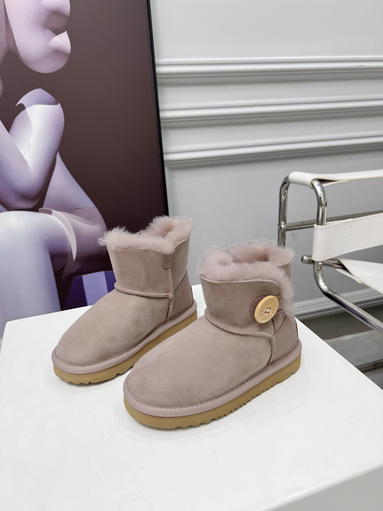 NO:559828,【】Children's shoes 3352K basic one-button children's sheepskin one-piece color 4 colors (maroon pink black gray) size 25-26 (inner length about 155mm) 27-28 (inner length about 173mm) 29-30 (inner length about 185mm) 31-32 (inner length about 197mm) 33-34 (inner length about 206mm)  Purchase the original last, grid, leather, hardware, accessories, outsole, and all the details of the packaging are exactly the same as the original ones. We only make high-end products, snow boots, boots, and sheepskin.19860909【】童鞋 3352K 基本款一粒扣儿童羊皮毛一体 颜色4色(栗色 粉色 黑色 灰色) 尺码25-26码(内长约155mm) 27-28码(内长约173mm) 29-30码(内长约185mm) 31-32码(内长约197mm) 33-34码(内长约206mm) 原版购入楦头 格板 皮料 五金 配饰 大底 包装全部细节同正品一摸一样 只做高端产品,雪地靴,boots,sheepskin,Women's Shoes