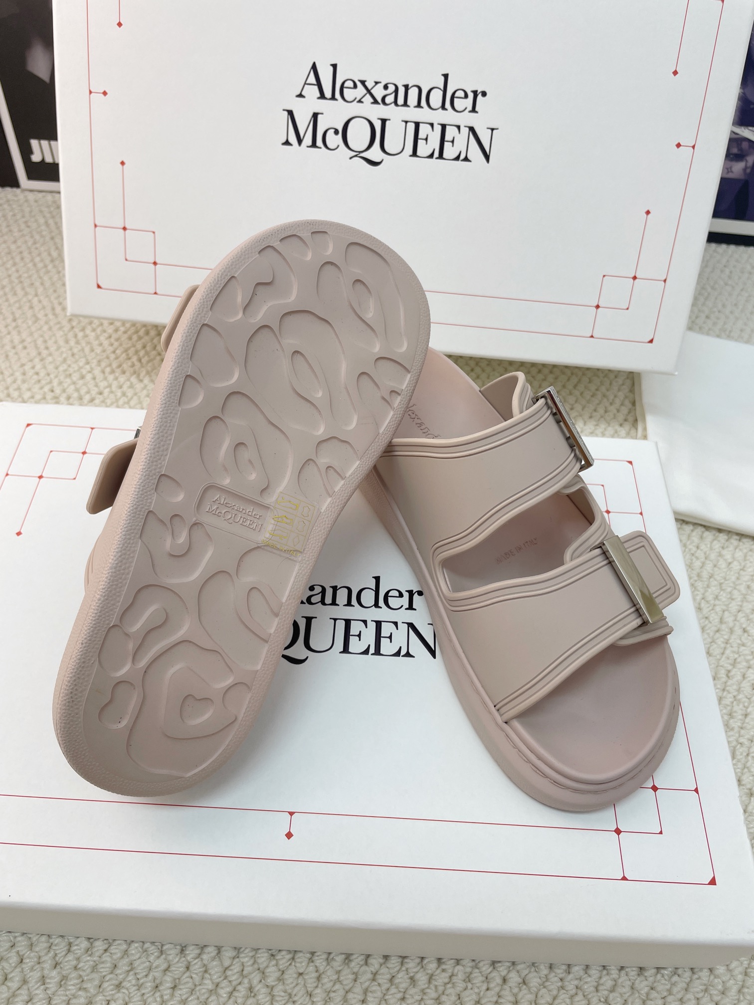 Luxurious Feminine Footwear: McQueen’s Jell-O Sandals and Kim Ji-soo’s Slippers - 图片 9