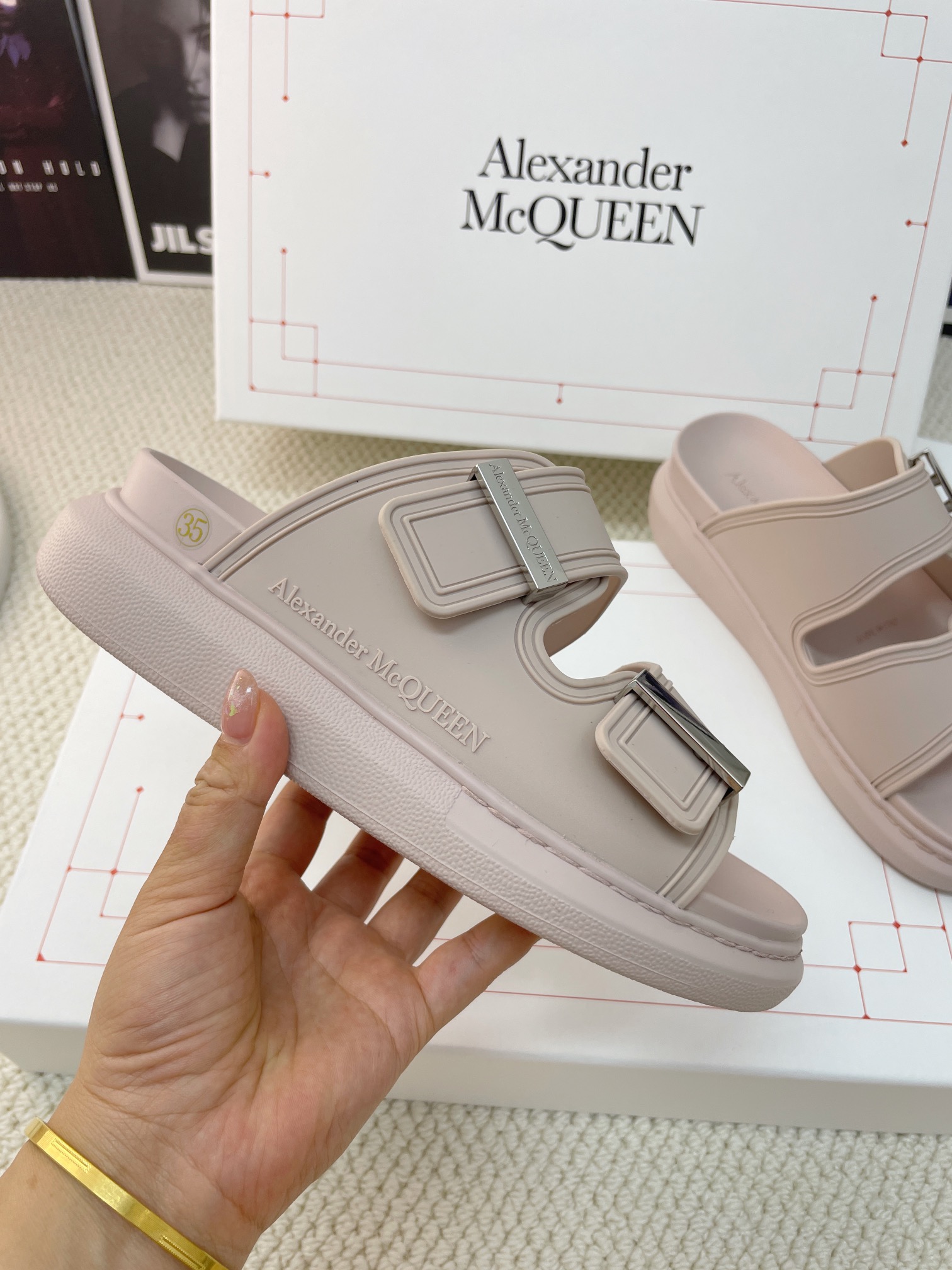 Luxurious Feminine Footwear: McQueen’s Jell-O Sandals and Kim Ji-soo’s Slippers - 图片 7