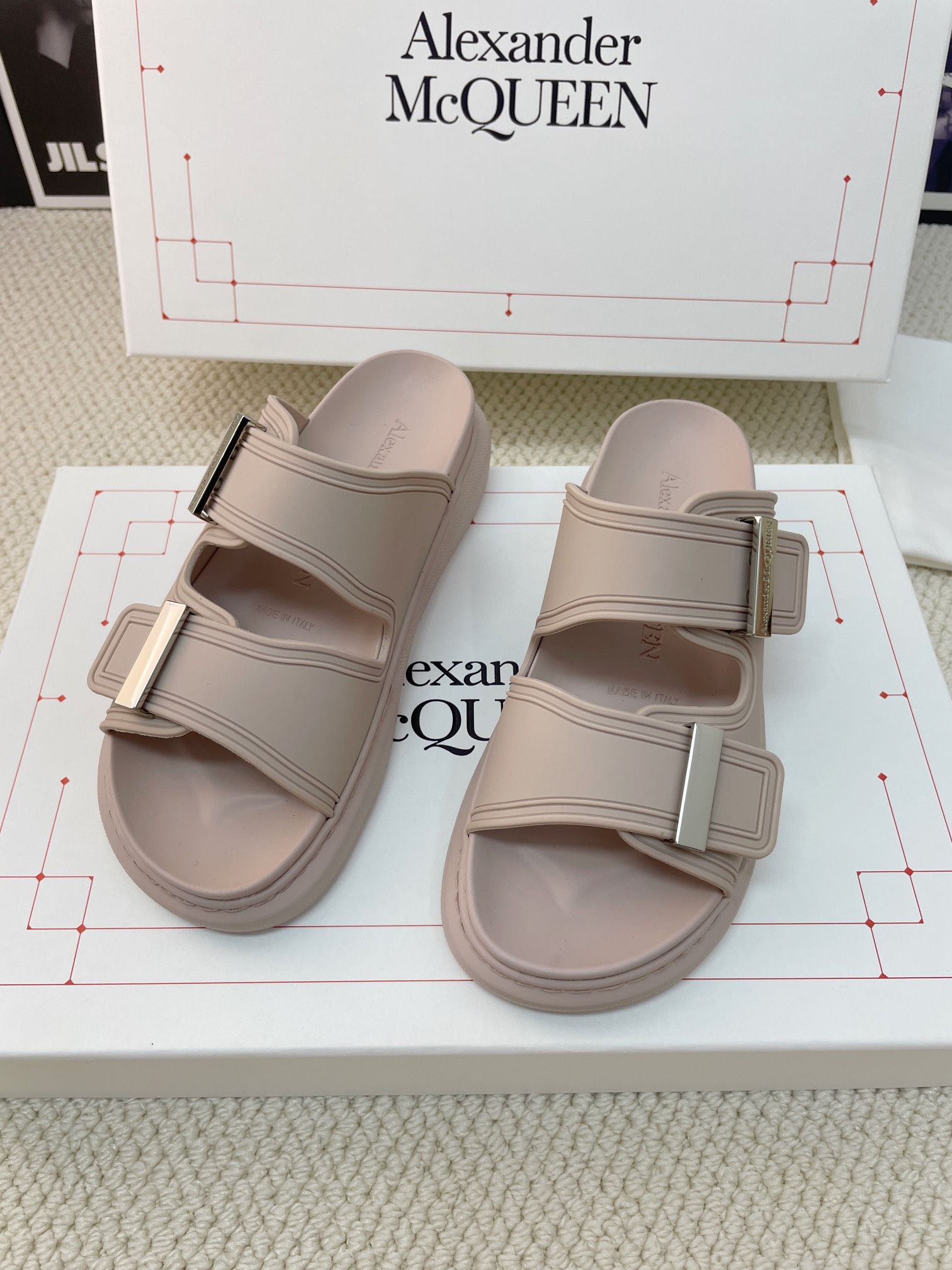 Luxurious Feminine Footwear: McQueen’s Jell-O Sandals and Kim Ji-soo’s Slippers - 图片 2