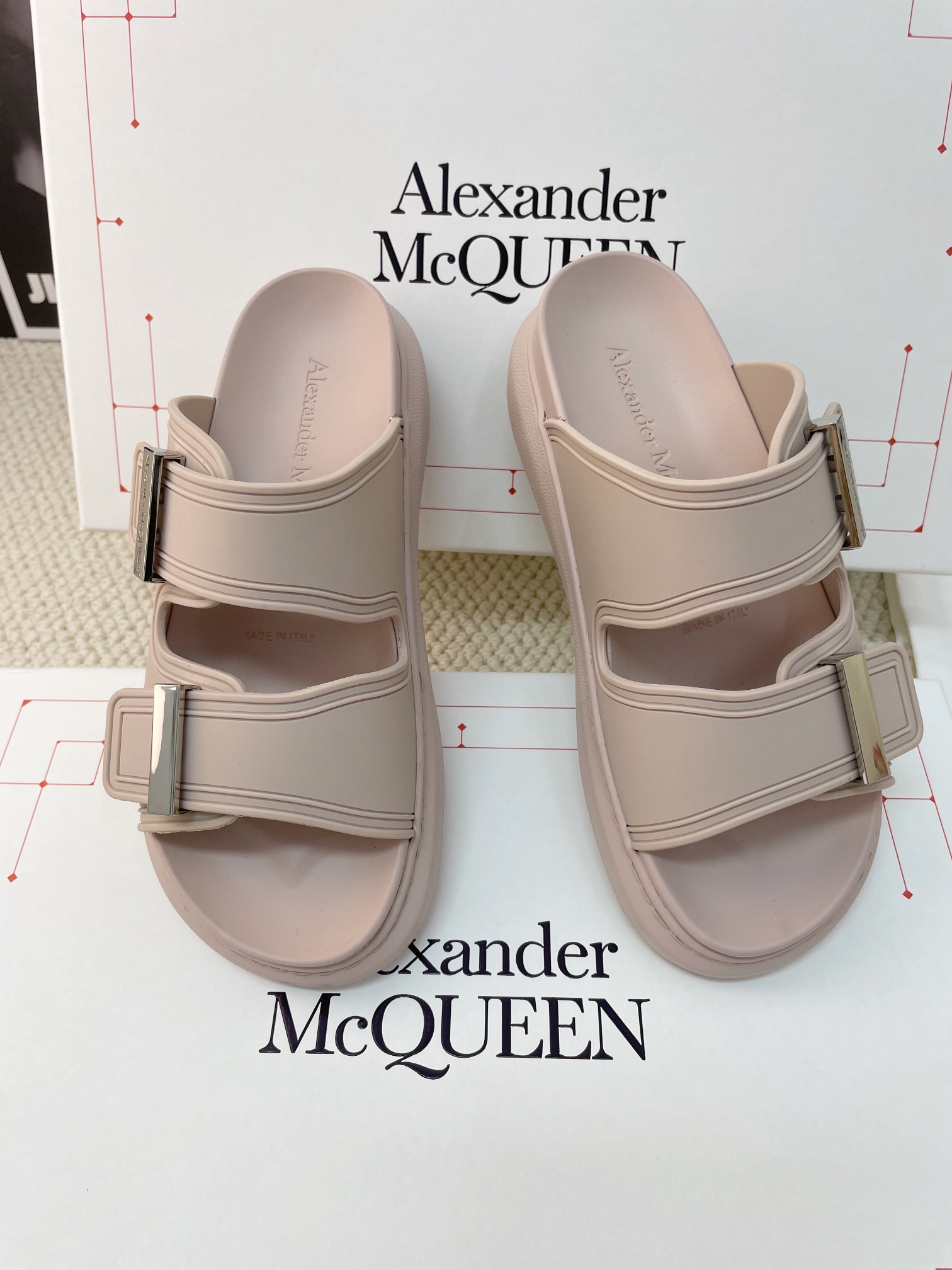 Luxurious Feminine Footwear: McQueen’s Jell-O Sandals and Kim Ji-soo’s Slippers - 图片 8