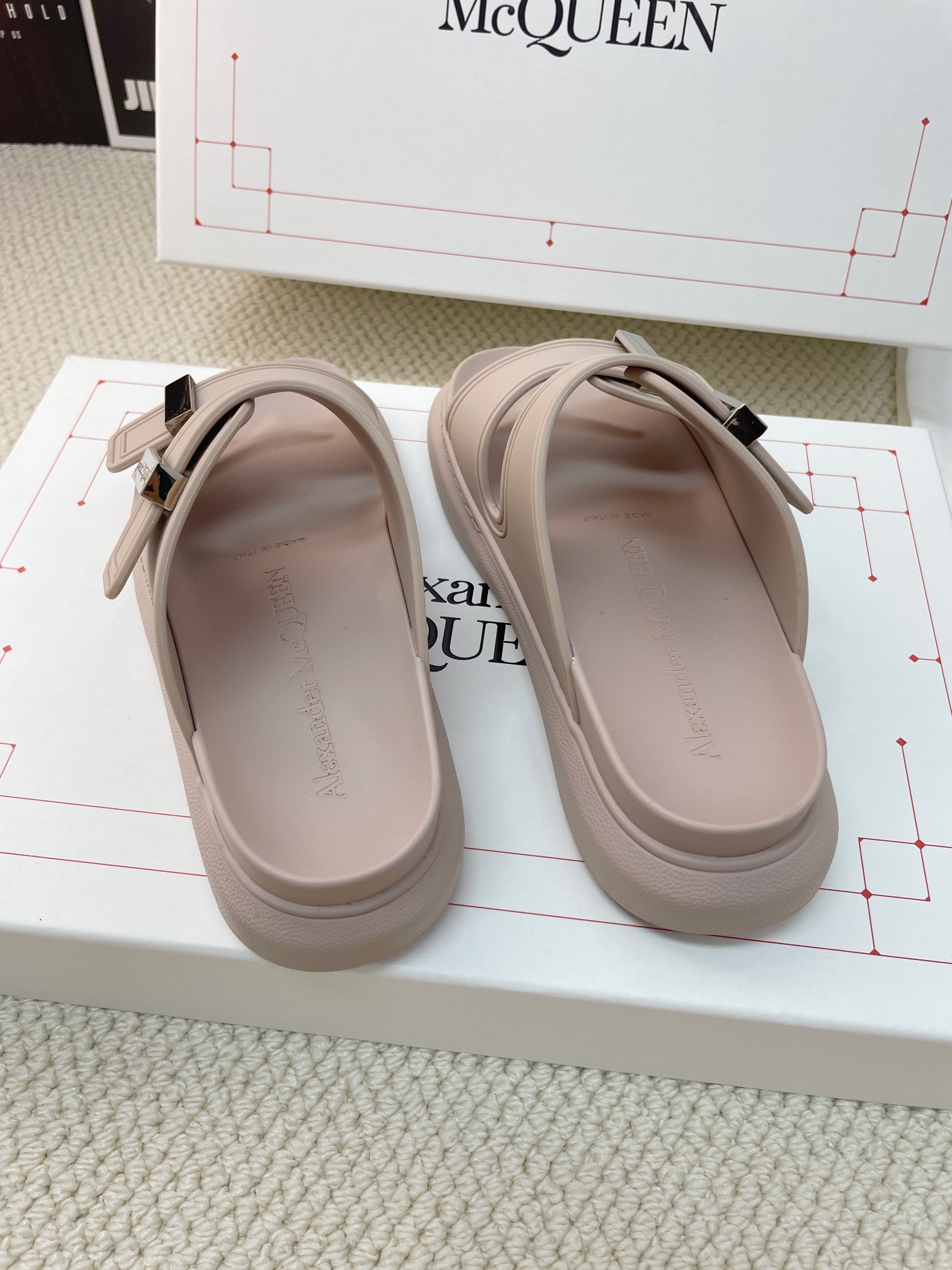 Luxurious Feminine Footwear: McQueen’s Jell-O Sandals and Kim Ji-soo’s Slippers - 图片 6